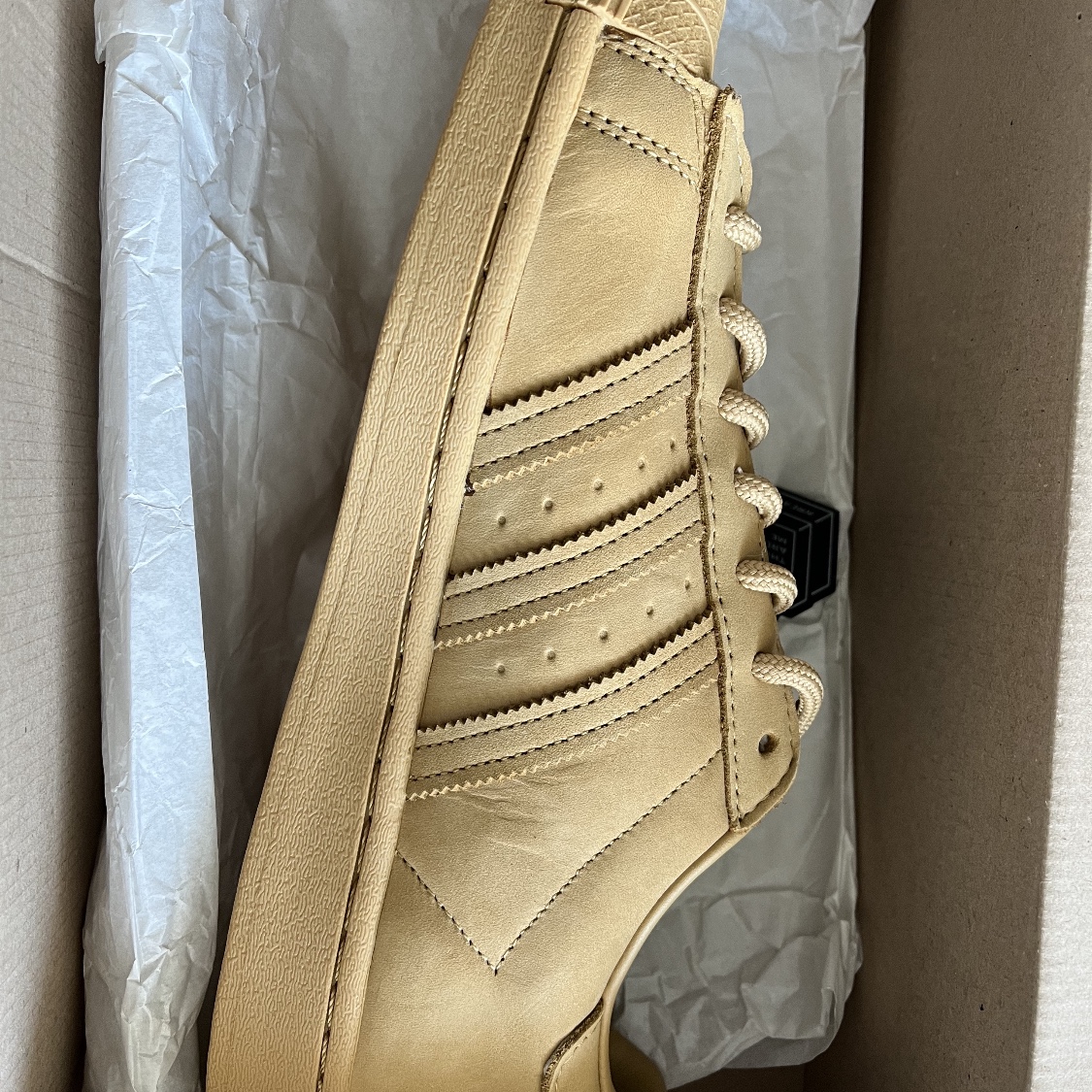 Adidas Superstar Golden Beige 착용 스타일 - 1