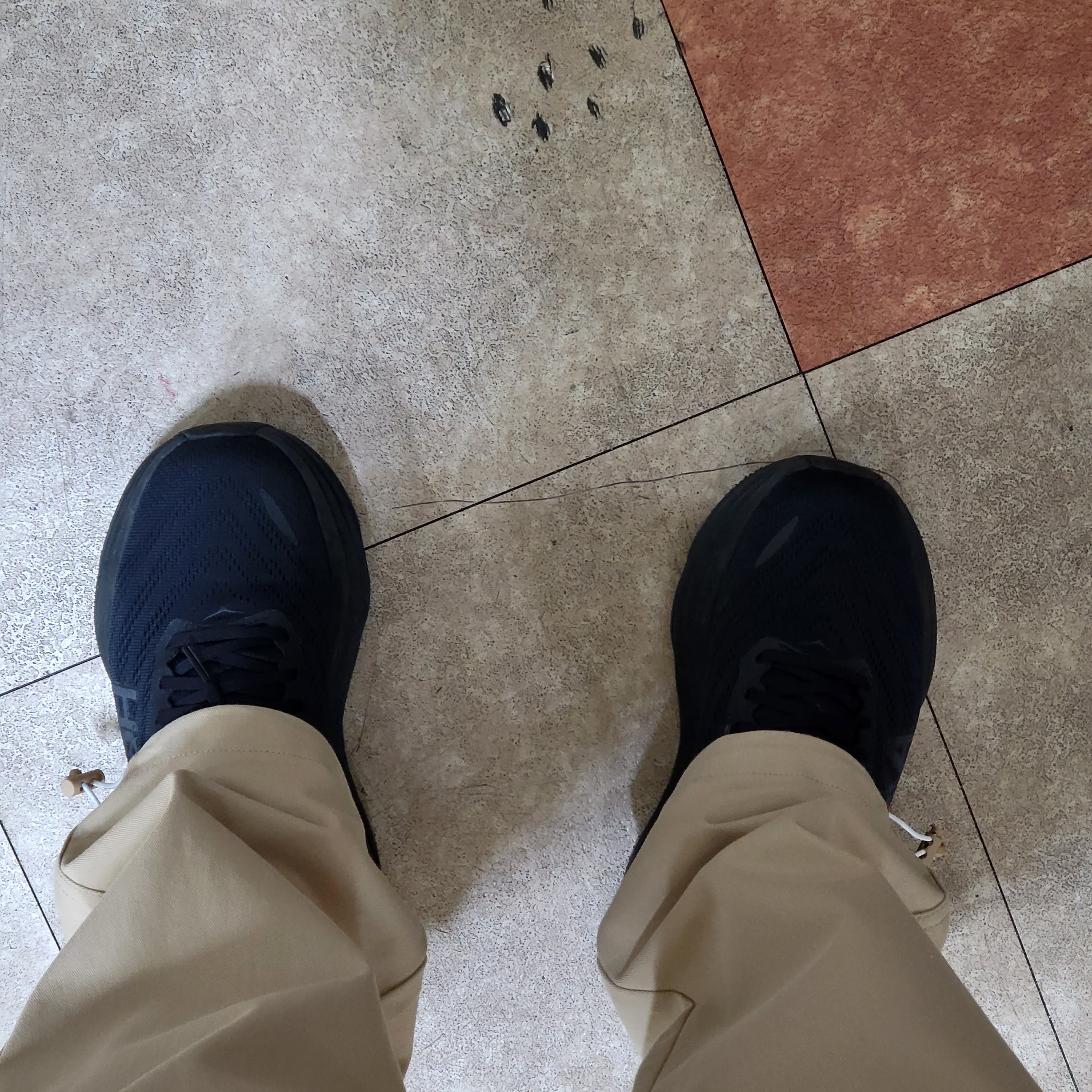 Hoka Bondi 8 Black - Wide 착용 스타일