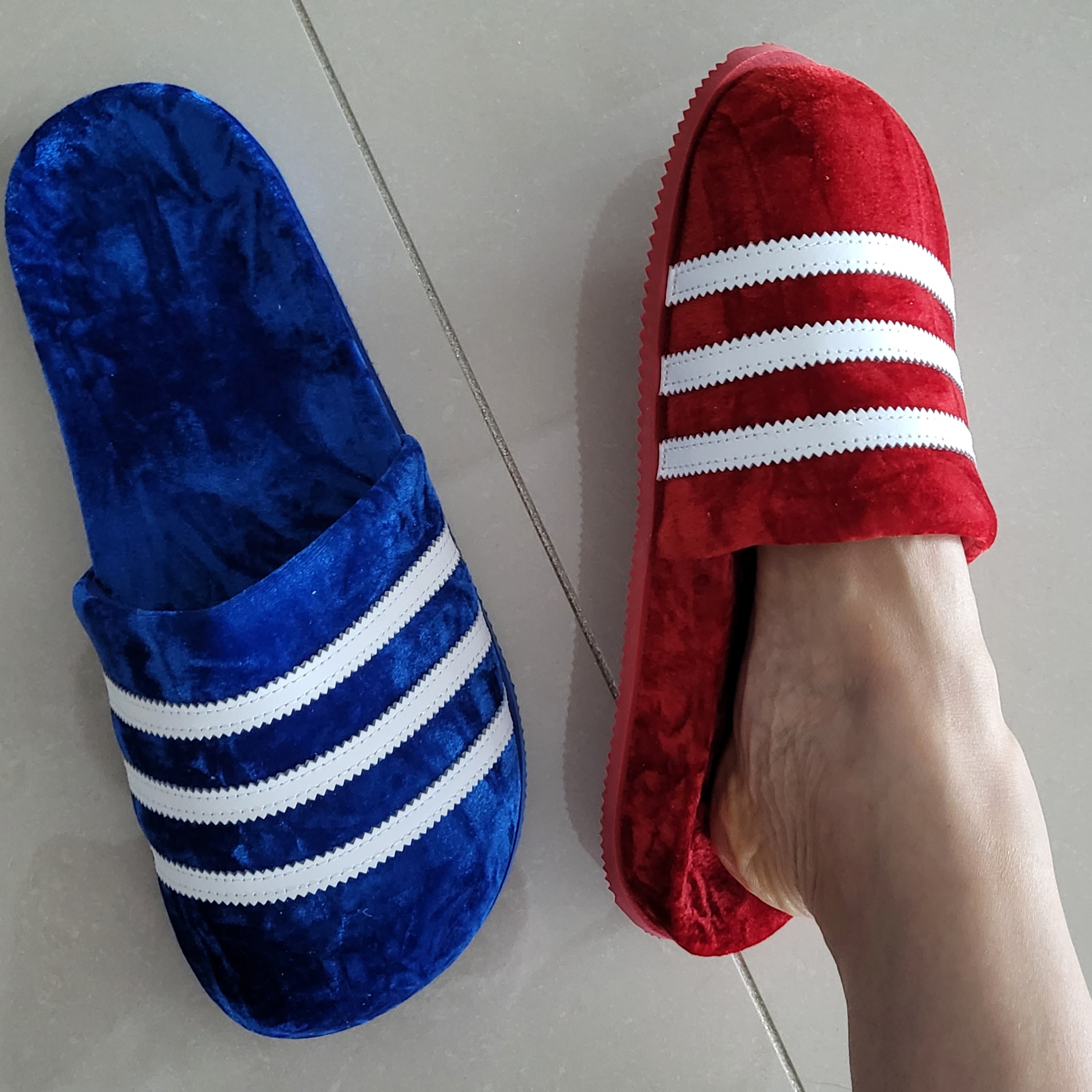 Adidas Adimule Slide Red, Adidas Adimule Slide Blue 착용 스타일 - 1