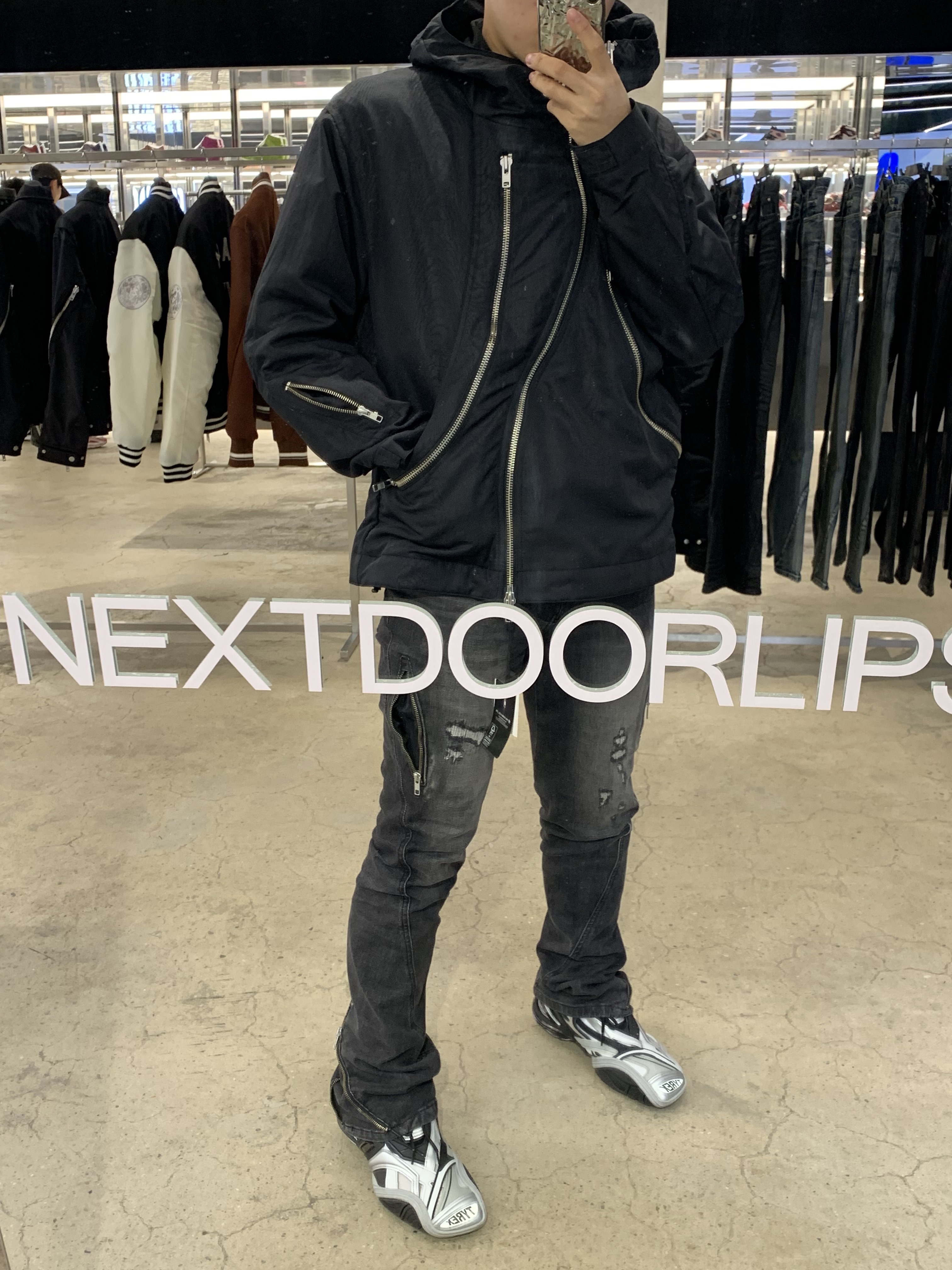 Balenciaga Tyrex Sneakers Black Grey 착용 스타일 - 2