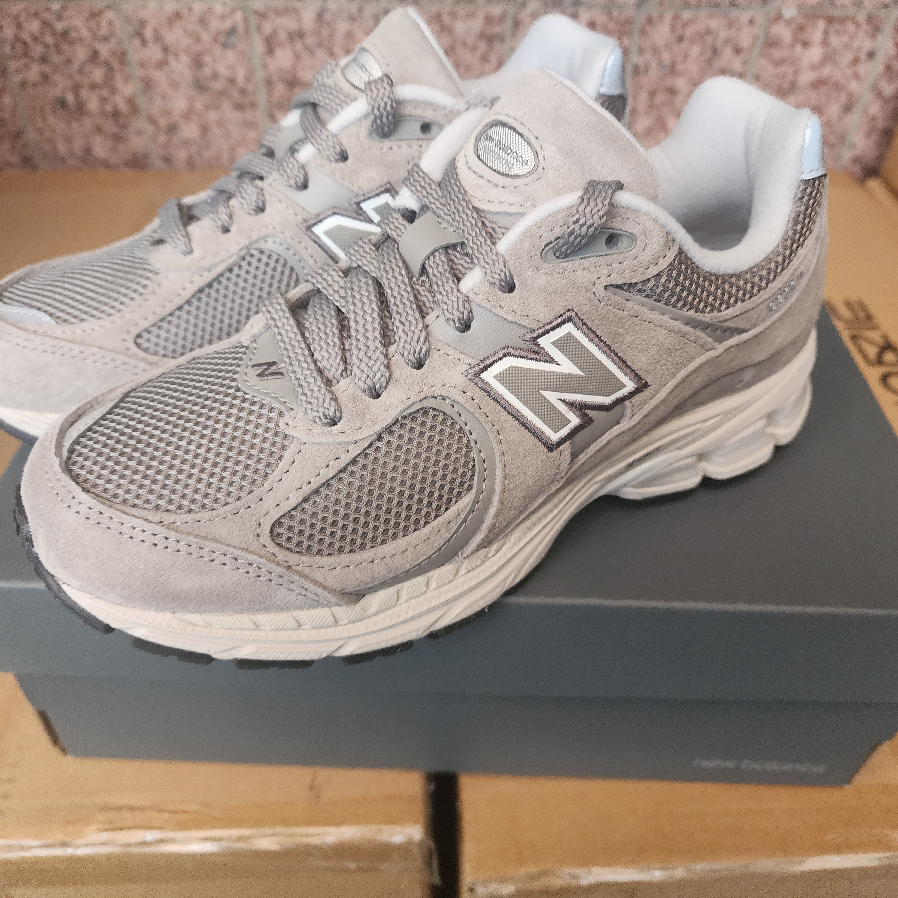 New Balance 2002R Grey 착용 스타일
