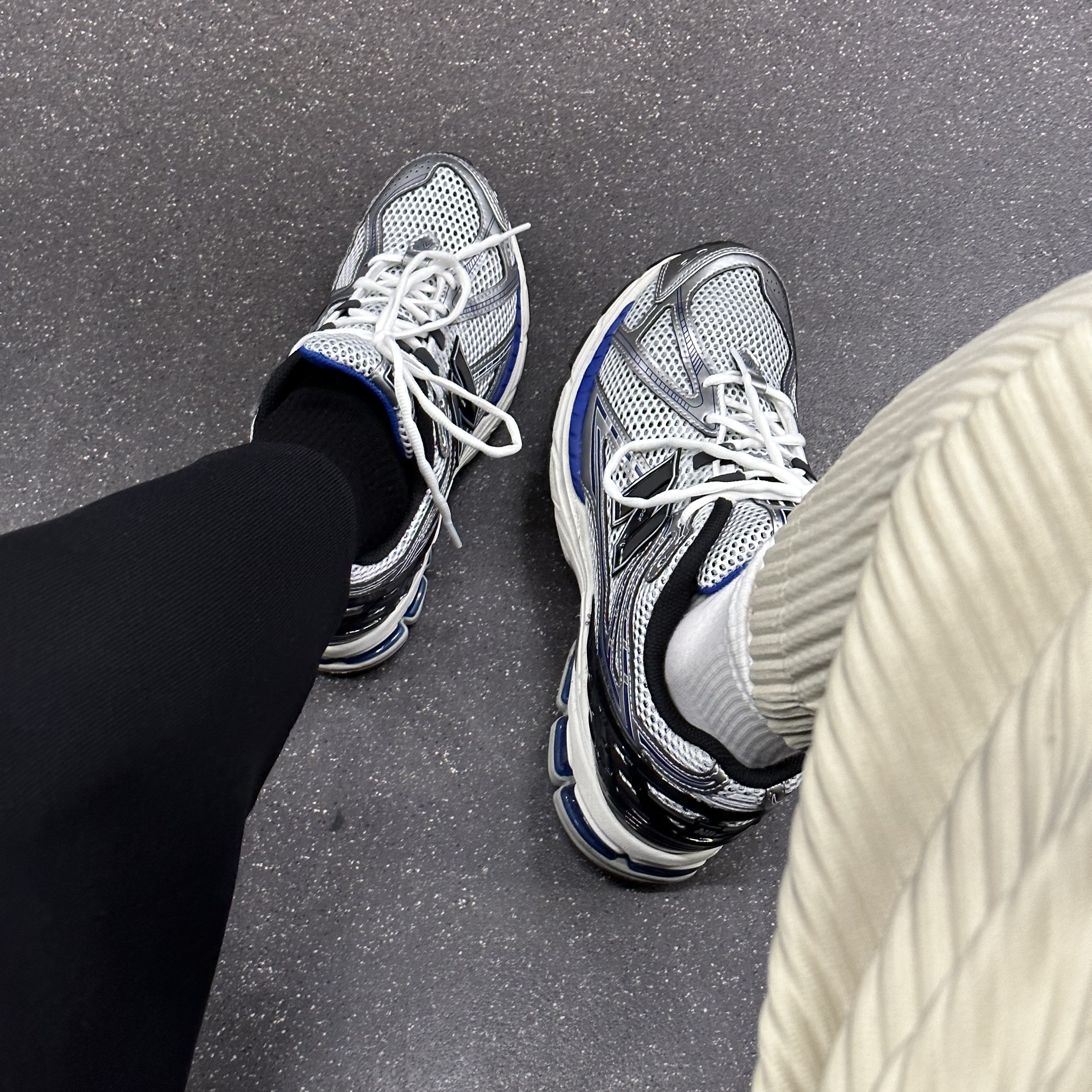 New Balance 1906R Silver Metallic 착용 스타일