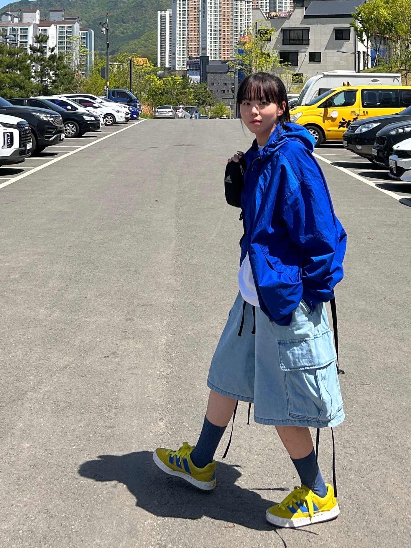 Adidas Adimatic Bright Yellow Blue 착용 스타일 - 1