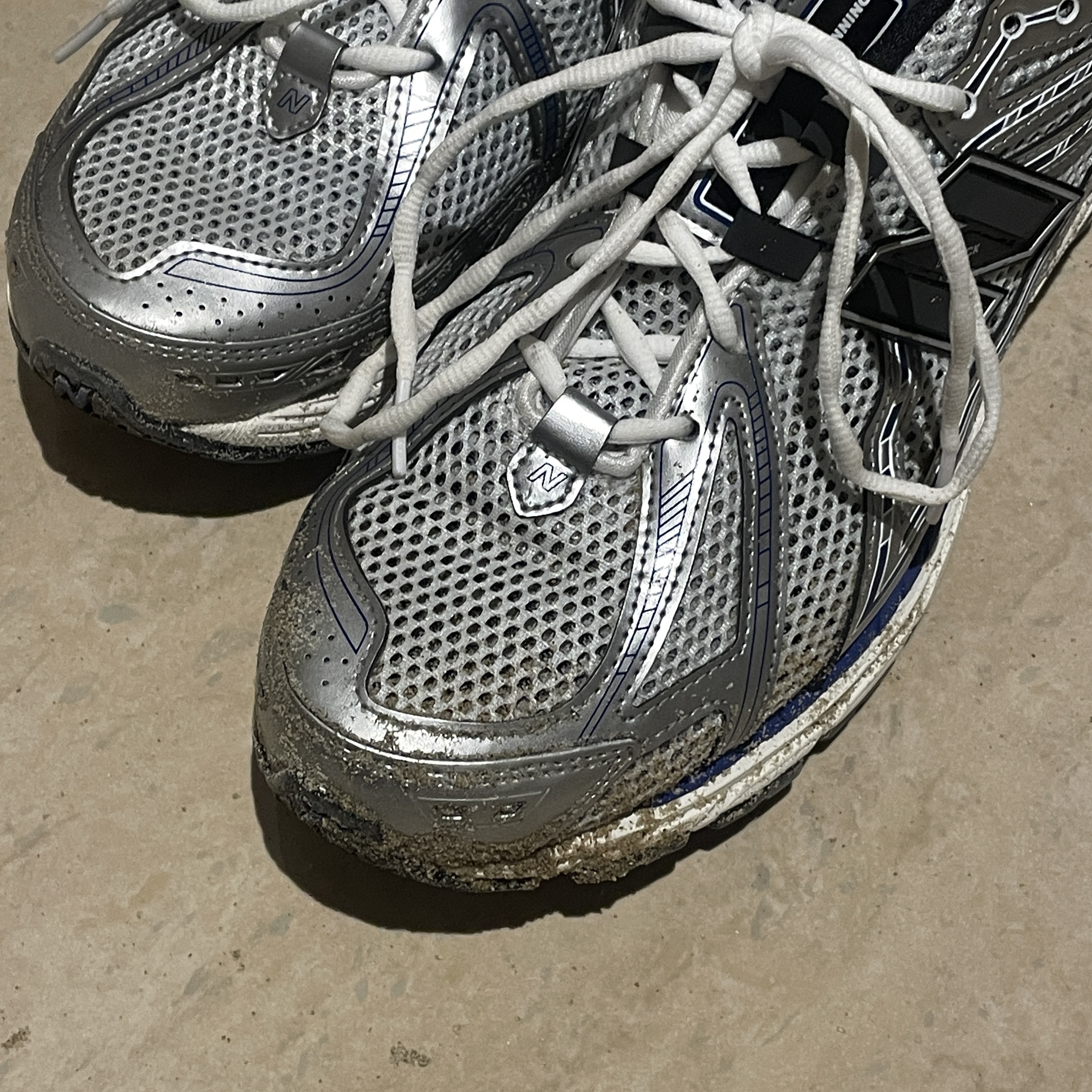 New Balance 1906R Silver Metallic, Apple AirPods Max Lightning Silver (Korean Ver.) 착용 스타일 - 3
