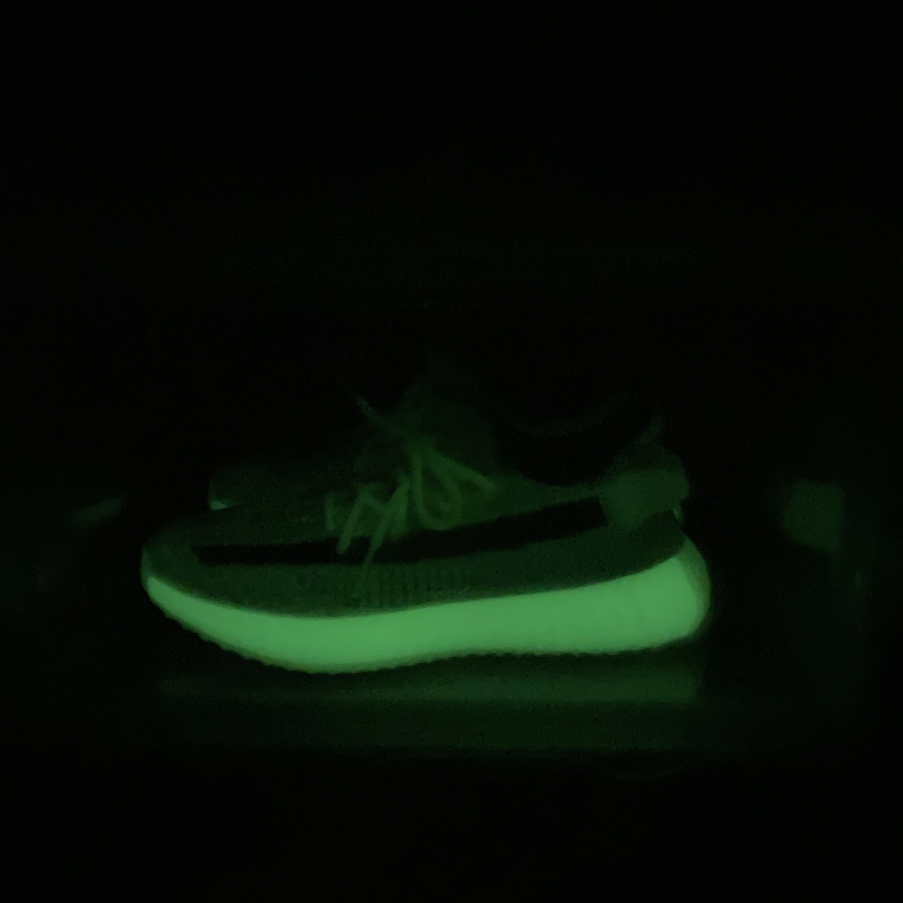 Adidas Yeezy Boost 350 V2 Glow 착용 스타일