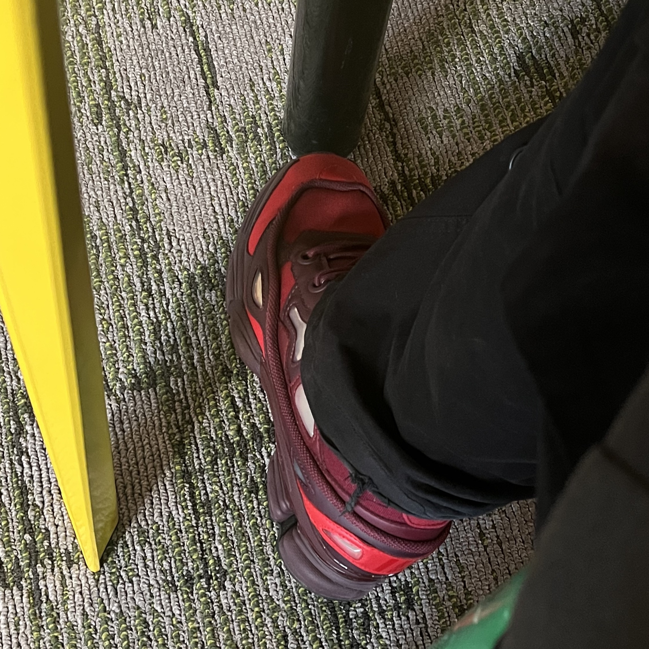 Adidas x Raf Simons Ozweego 3 Burgundy 착용 스타일 - 3