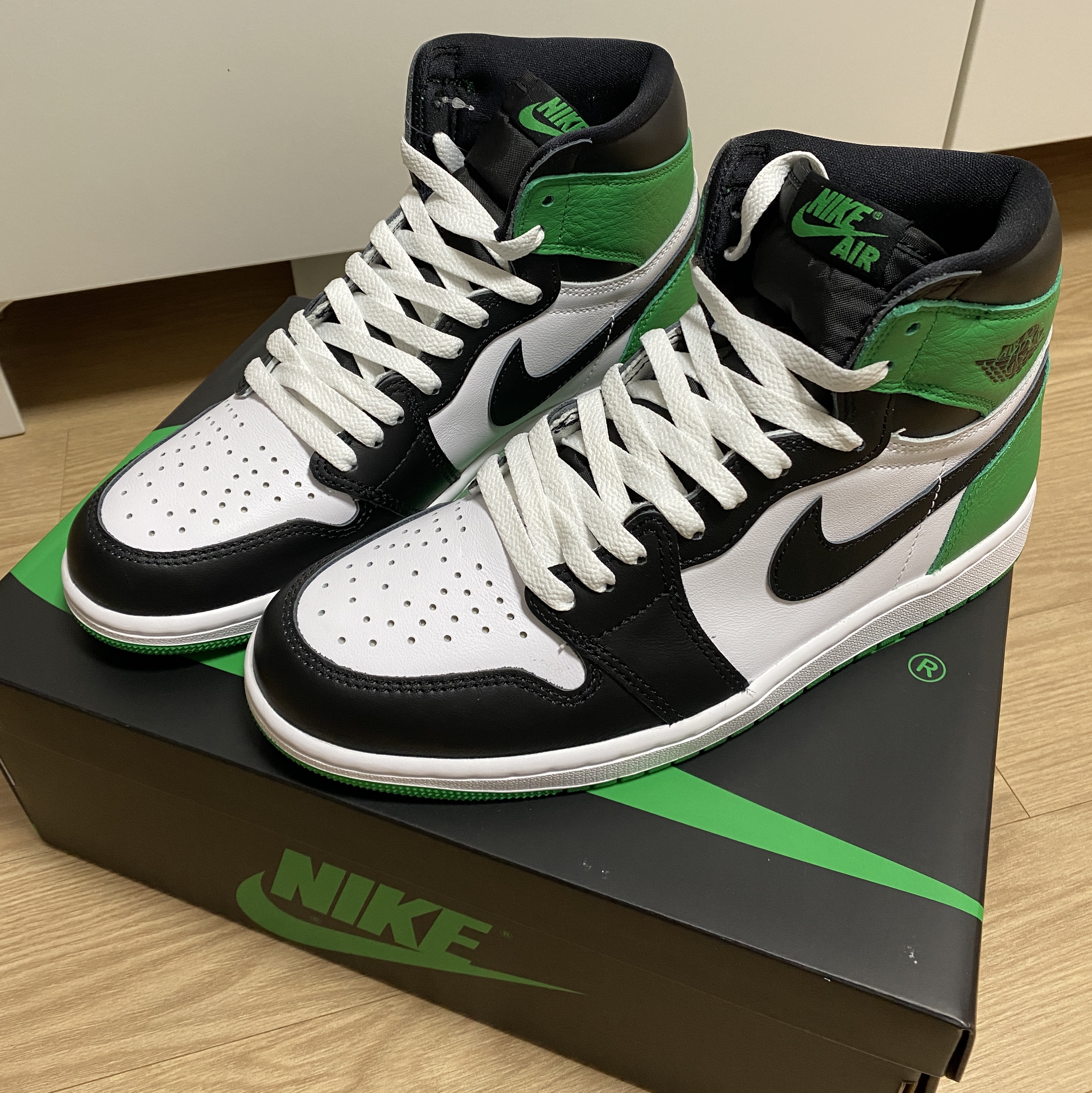 Jordan 1 Retro High OG Black and Lucky Green 착용 스타일