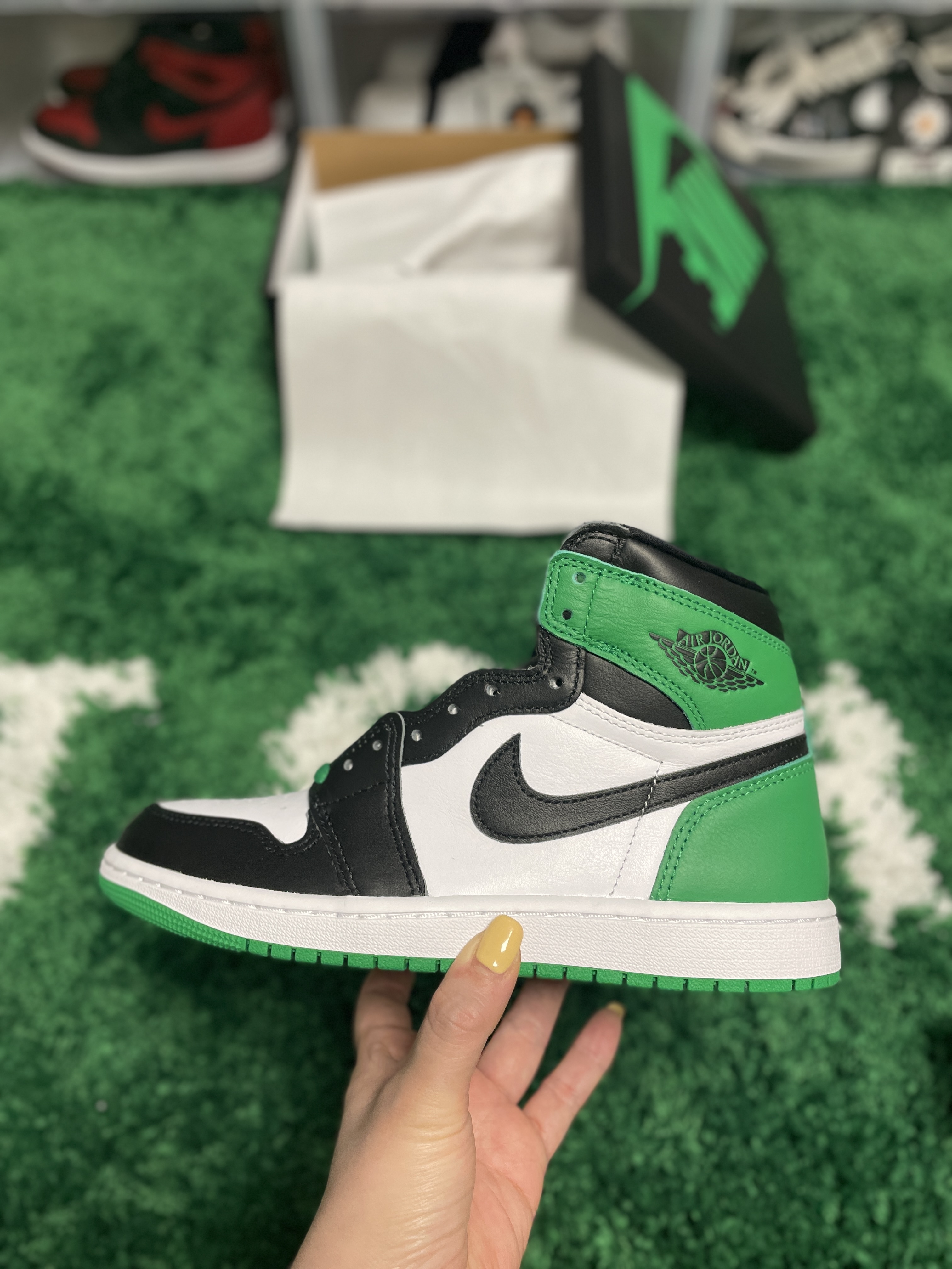 Jordan 1 Retro High OG Black and Lucky Green 착용 스타일