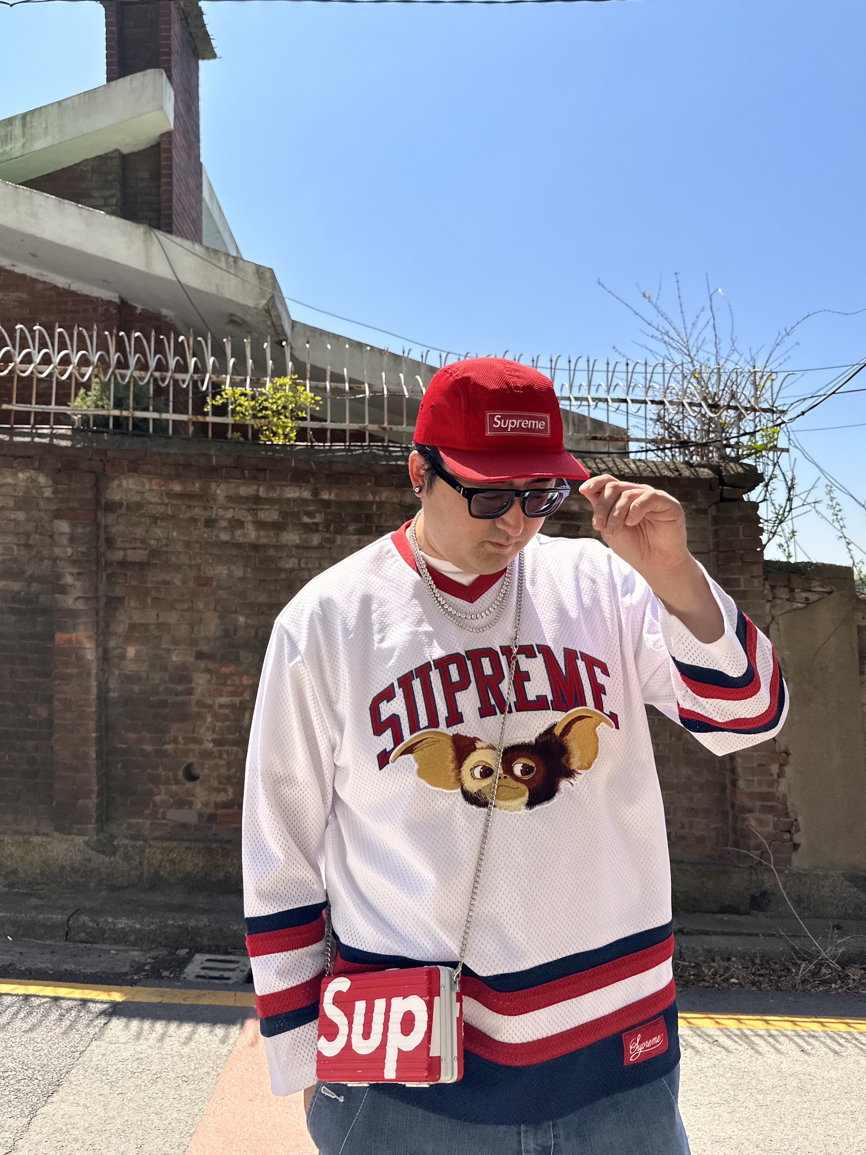 Supreme Gremlins Hockey Jersey White - 22FW, Nike Air Force 1 Mid QS University Red and Midnight Navy 착용 스타일 - 1