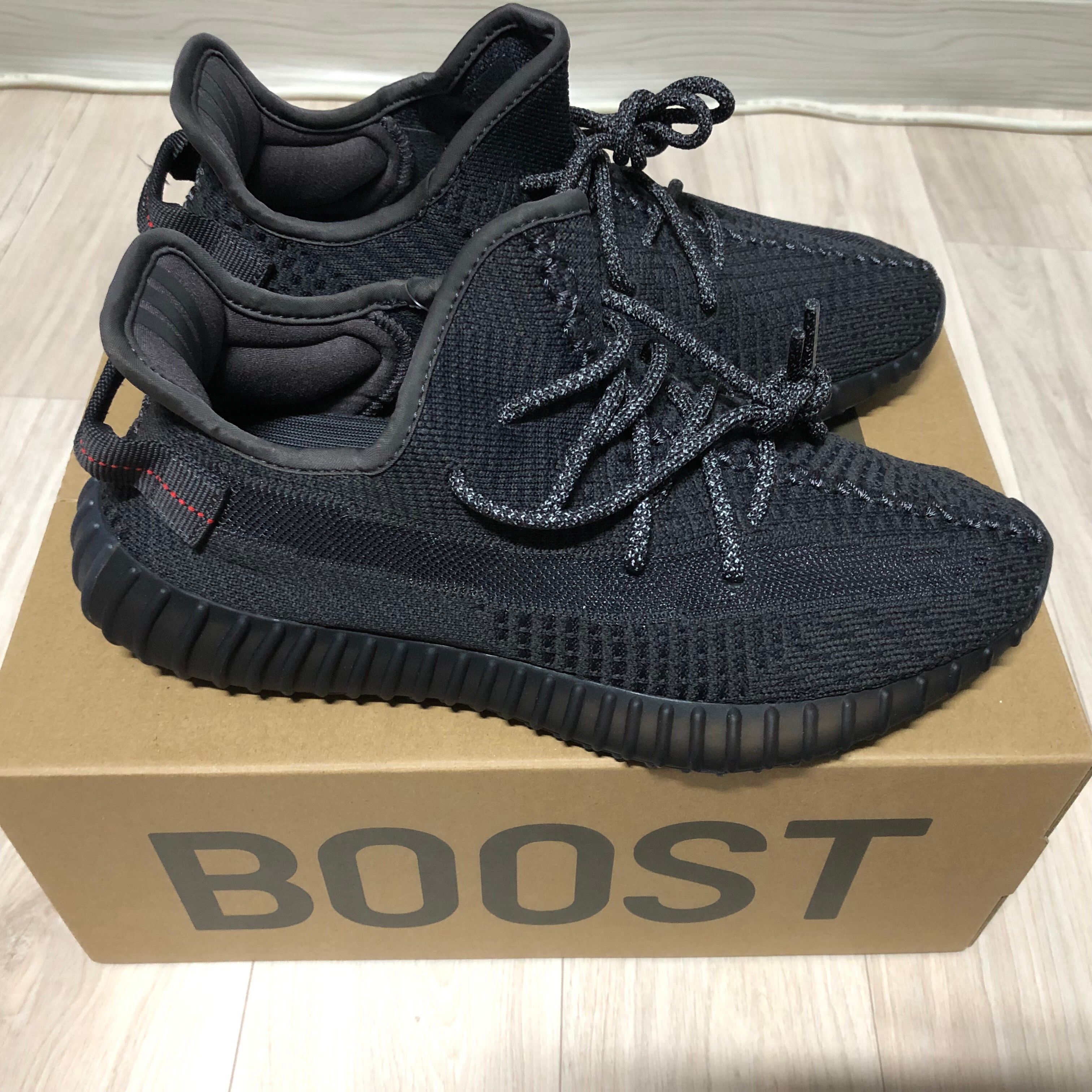 Adidas Yeezy Boost 350 V2 Black - Non-Reflective 착용 스타일