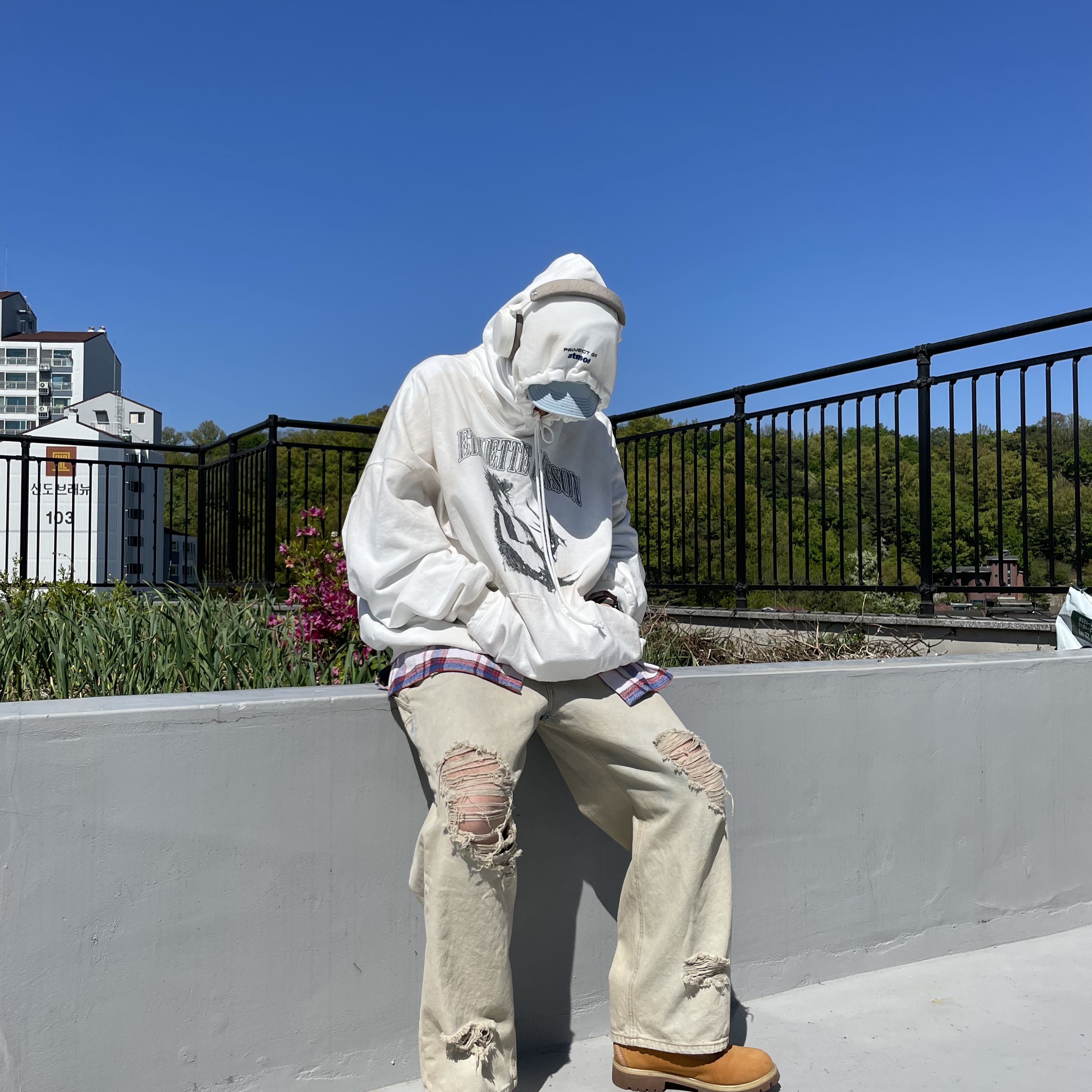 Project G/R x Atmos Etiquette Lesson Vintage Washed Hoodie White, Supreme Denim Camp Cap Washed Blue - 22FW 착용 스타일