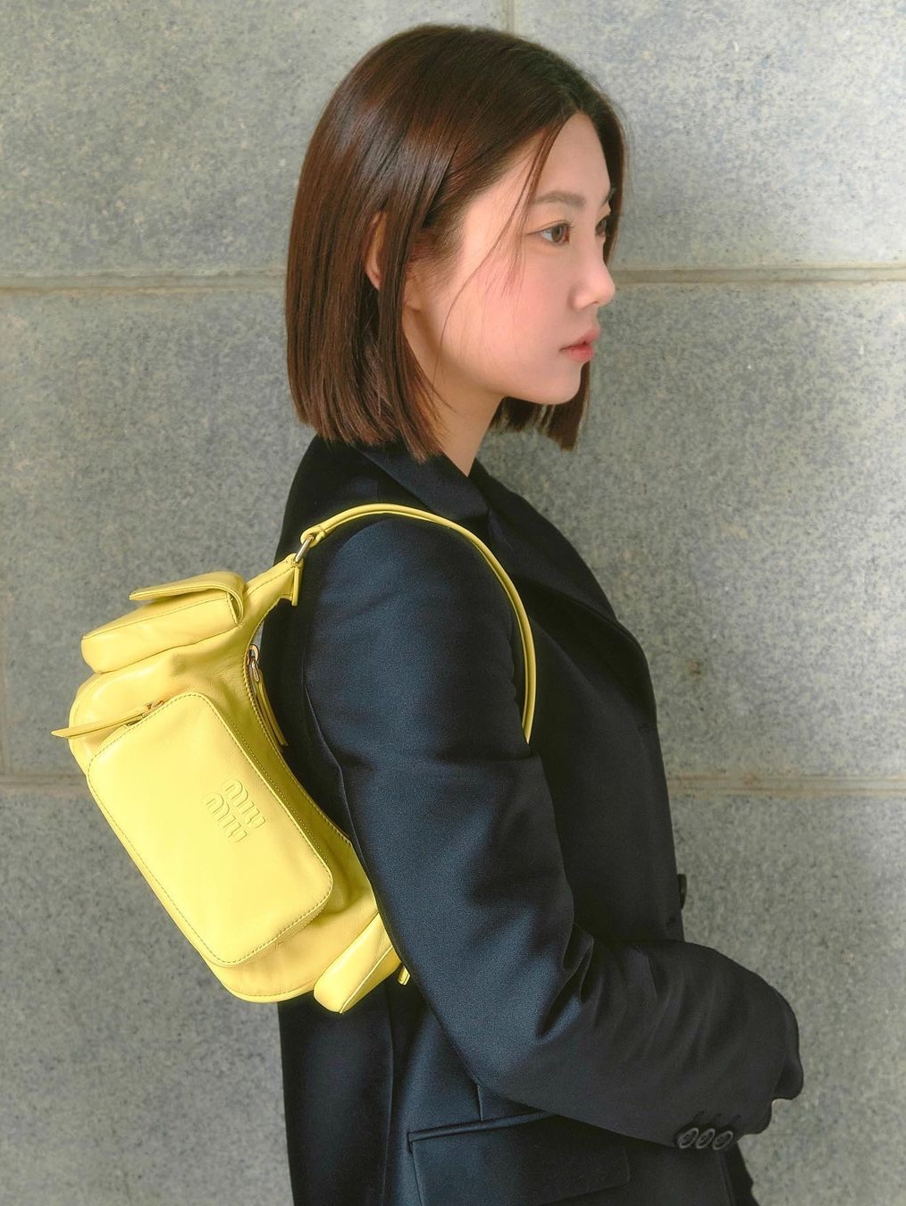 Miu Miu Nappa Leather Hobo Bag Citron Yellow 착용 스타일