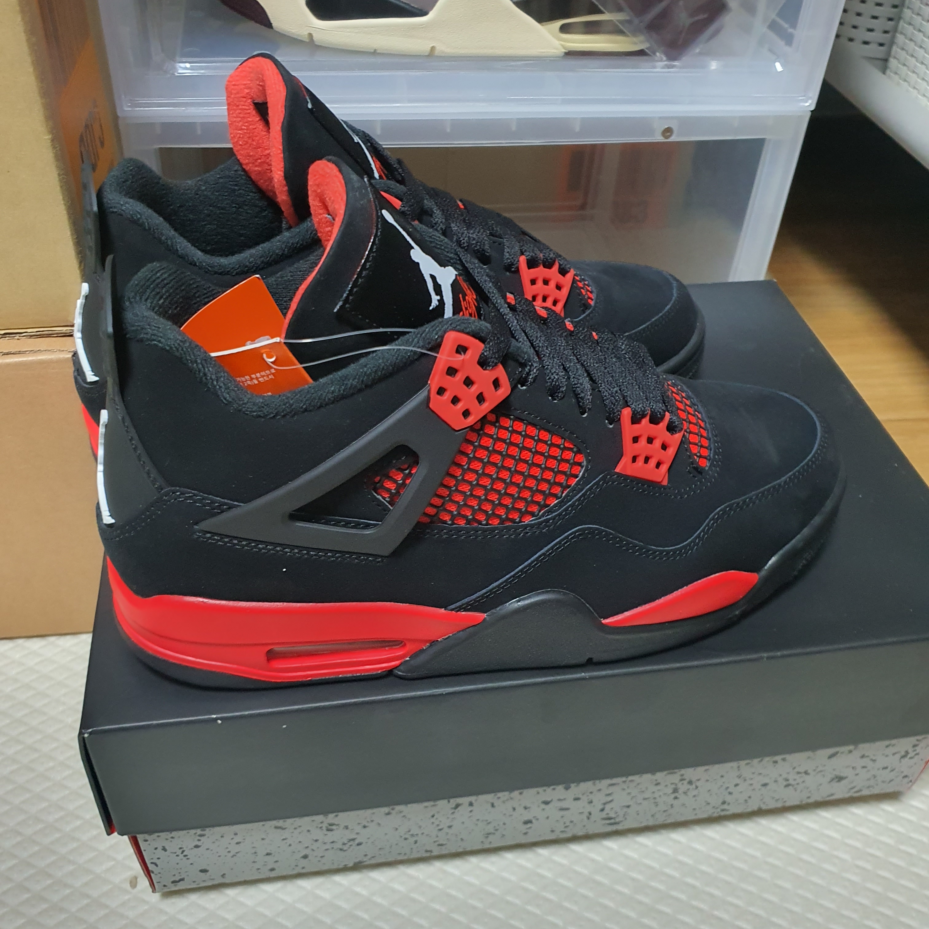 Jordan 4 Retro Crimson 착용 스타일 - 3