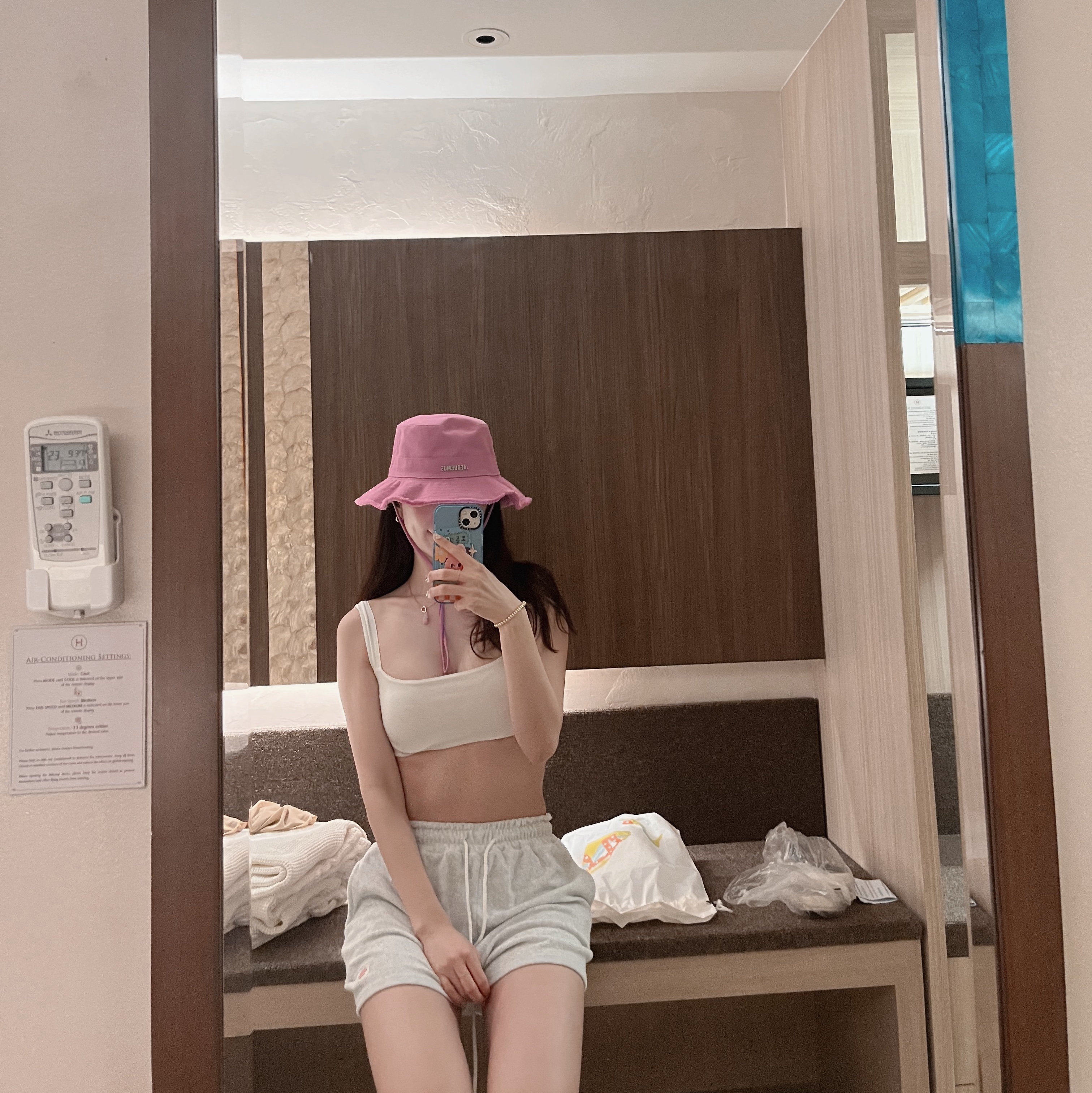 Jacquemus Le Bob Artichaut Bucket Hat Black 착용 스타일