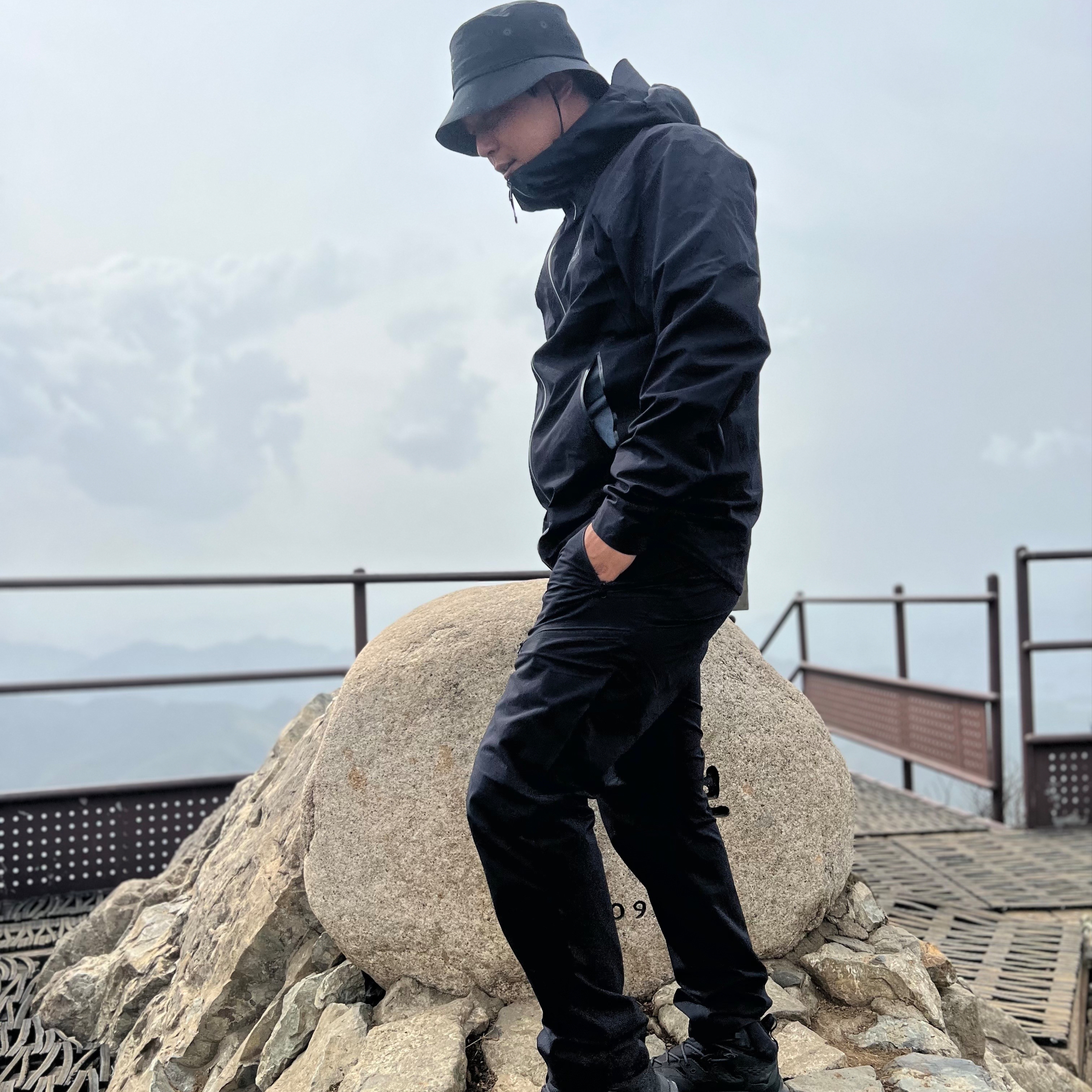 Arc'teryx Sinsolo Hat Black, Arc'teryx Beta LT Jacket Black 착용 스타일 - 2