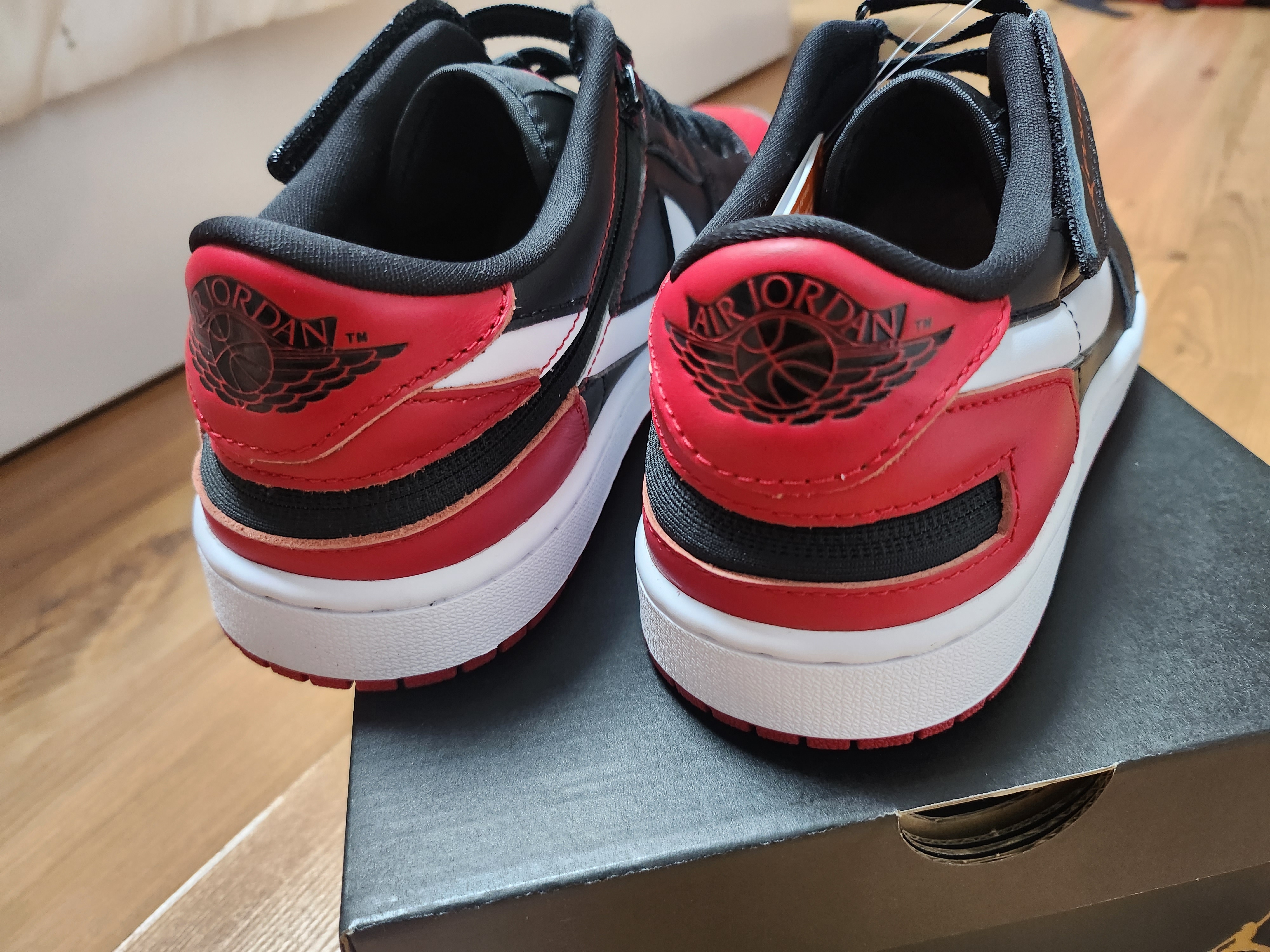 Jordan 1 Low Flyease Black Gym Red 착용 스타일 - 3