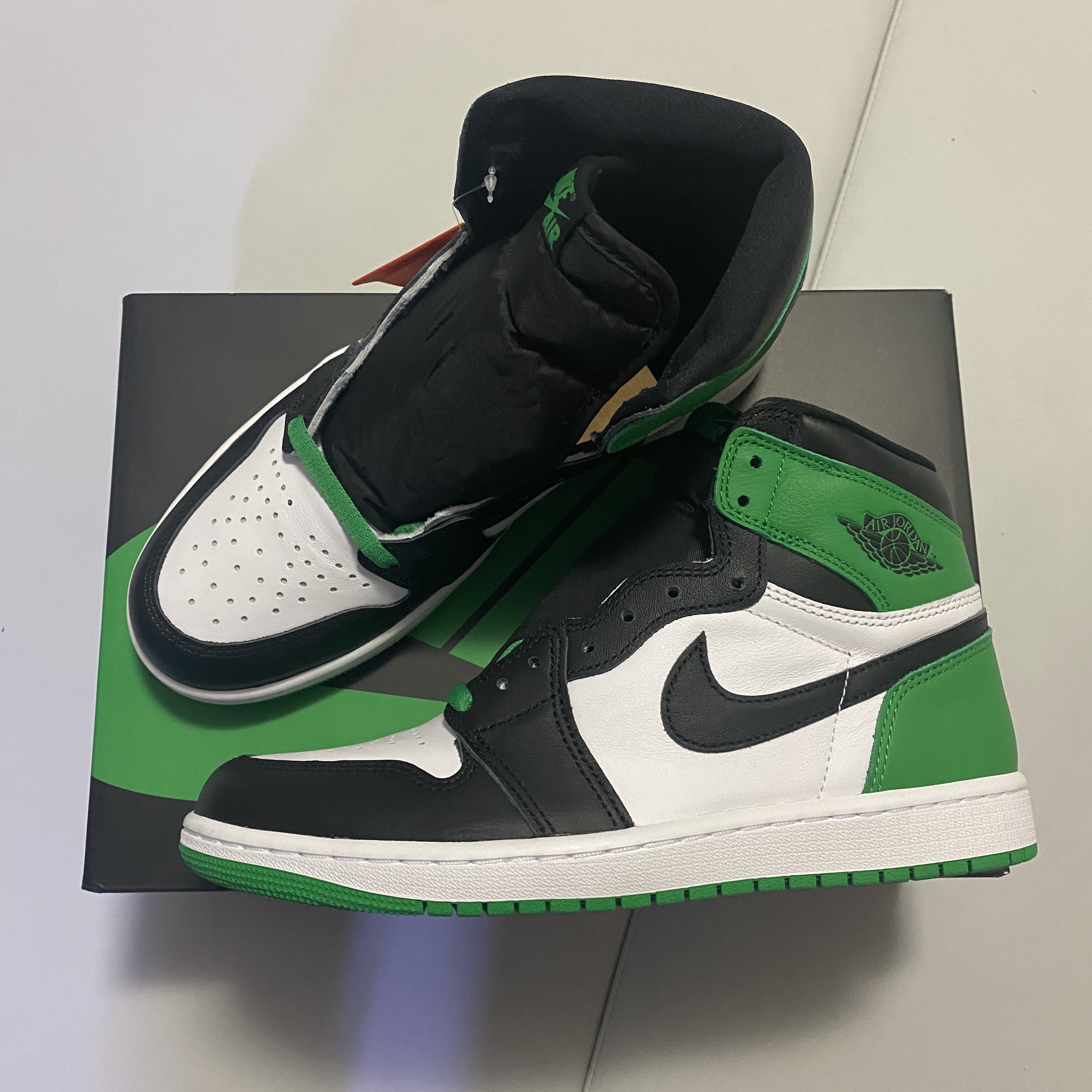 Jordan 1 Retro High OG Black and Lucky Green 착용 스타일 - 1