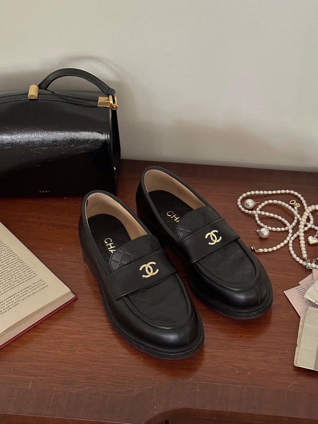 (W) Chanel Loafers Lambskin & Gold Black 착용 스타일