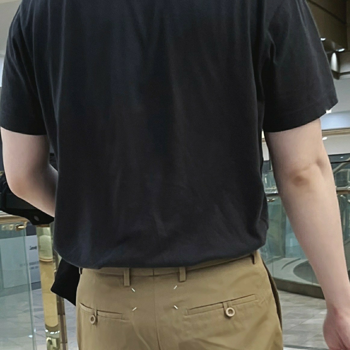Maison Margiela Straight Cotton Chinos Beige, Asics x GmbH Gel-Chappal Black 착용 스타일 - 1