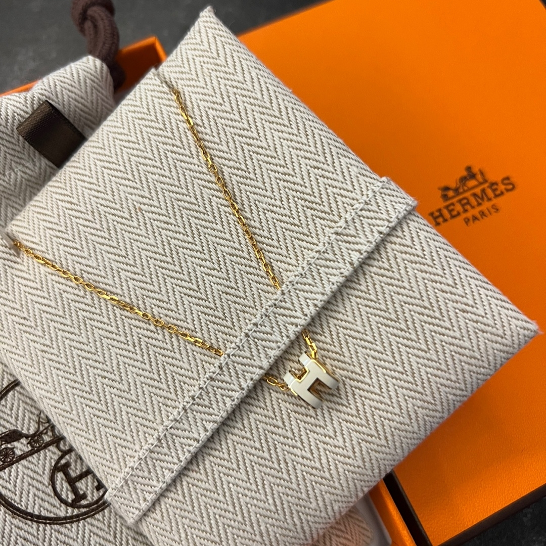 (W) Hermes Mini Pop H Pendant Gold & Blanc 착용 스타일