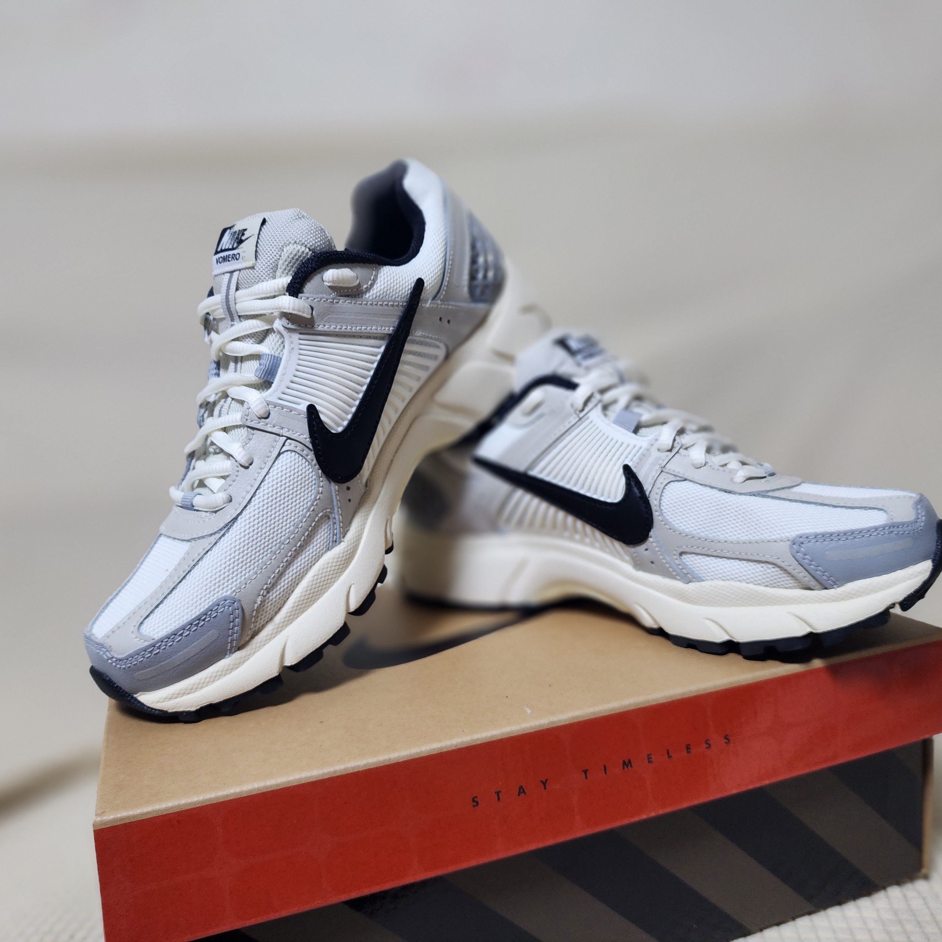 (W) Nike Zoom Vomero 5 Wolf Grey and Black 착용 스타일 - 1