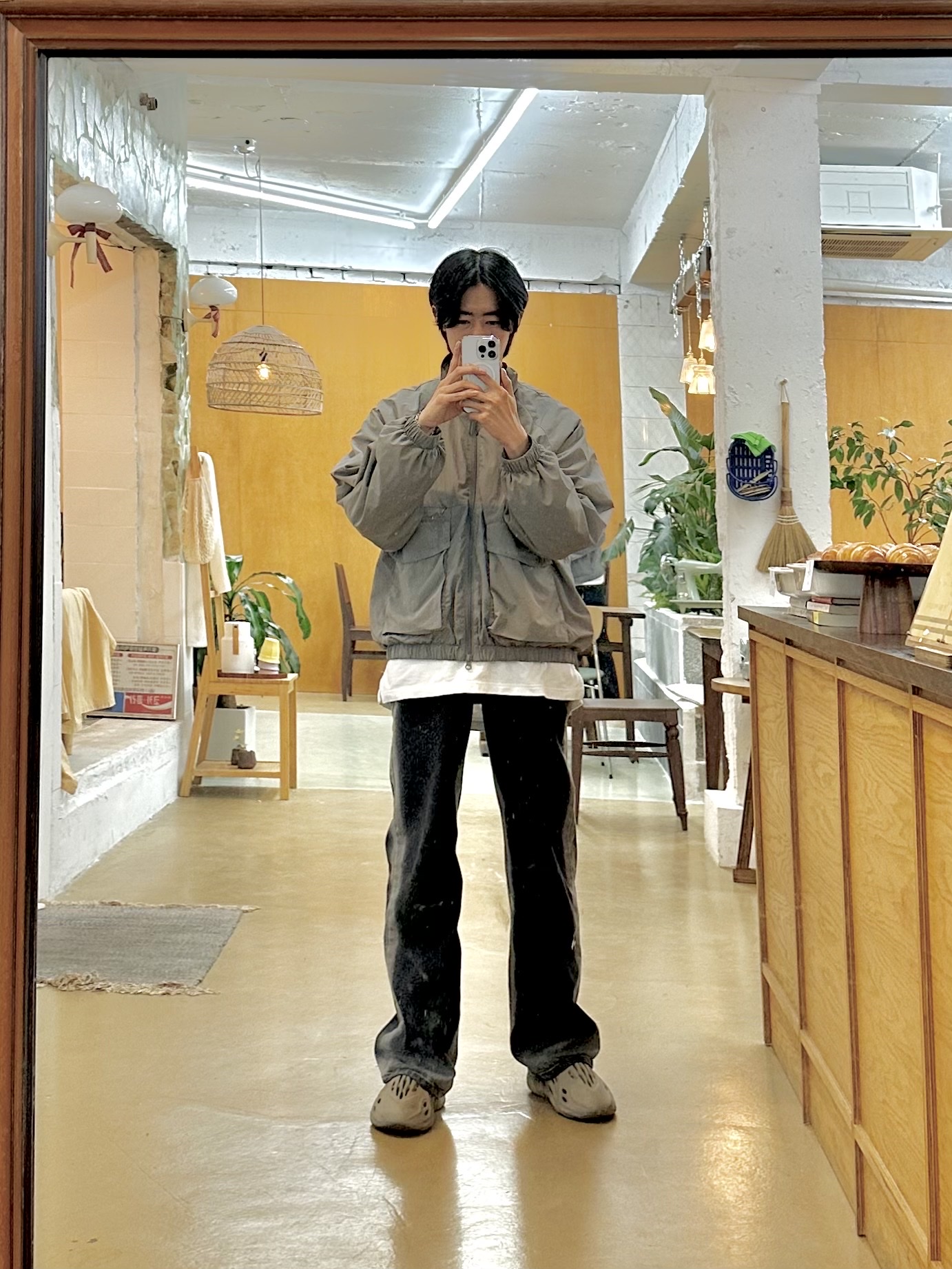 Adidas Yeezy Foam RNNR Stone Sage 착용 스타일