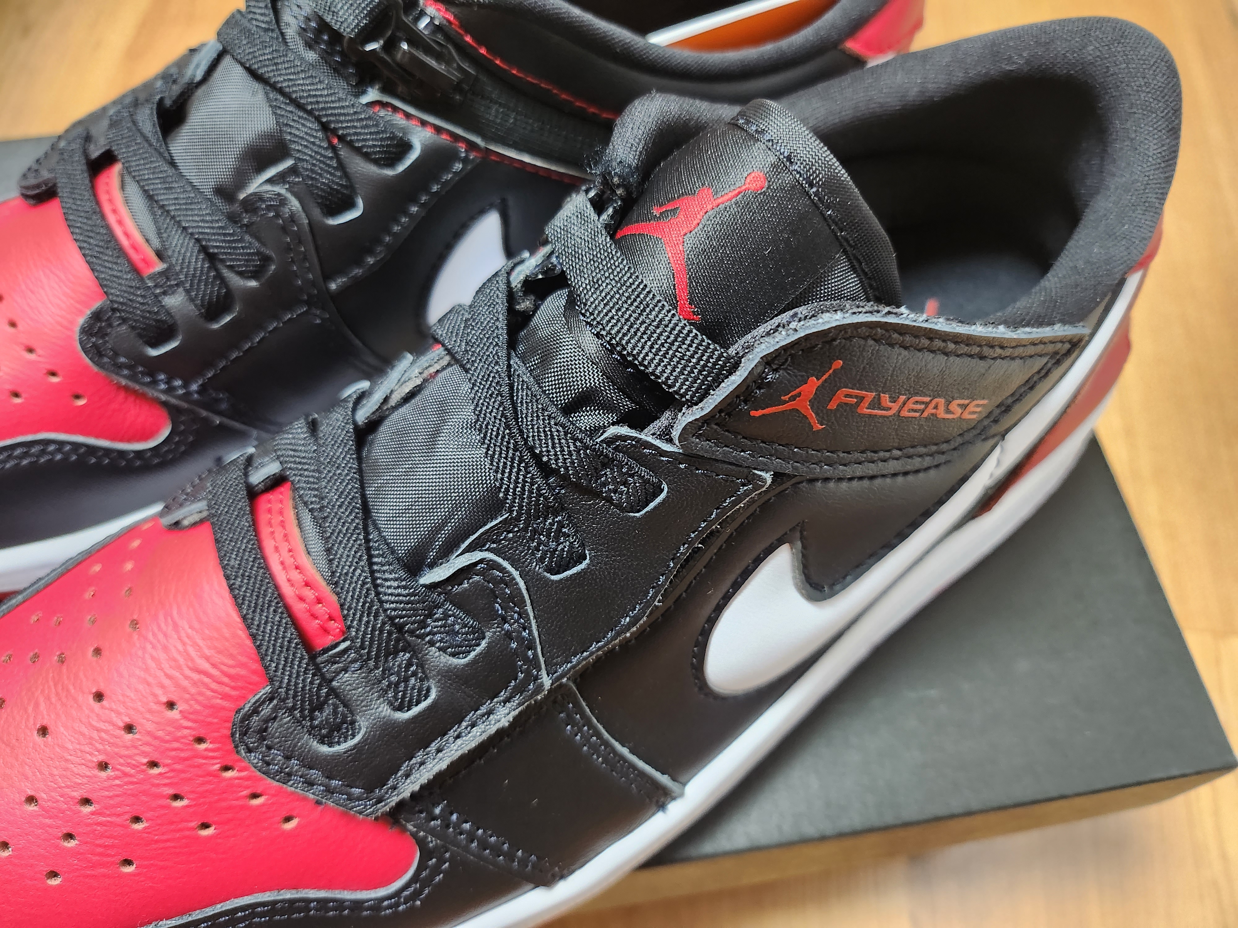Jordan 1 Low Flyease Black Gym Red 착용 스타일 - 2