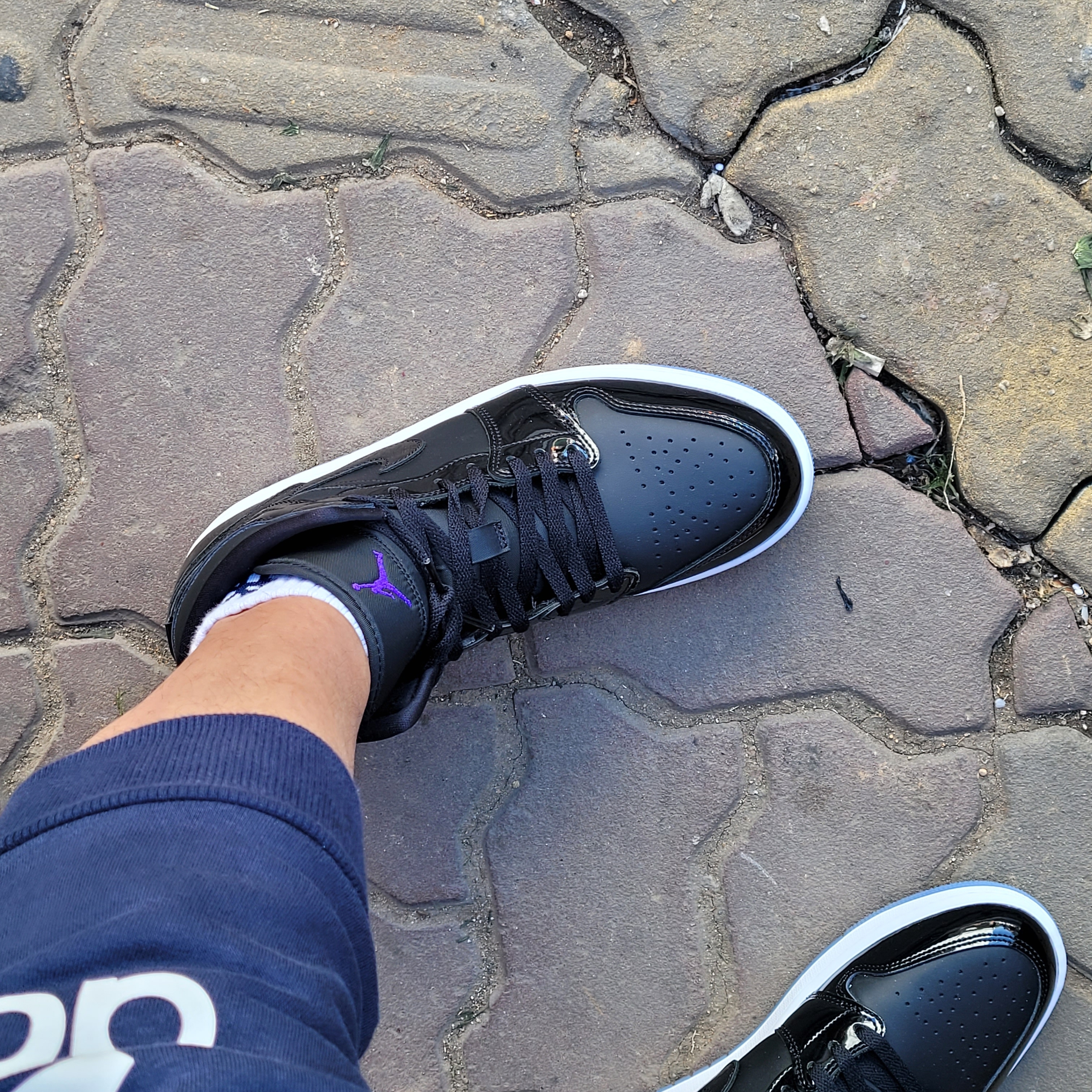 Jordan 1 Mid SE Black Dark Concord 착용 스타일 - 3