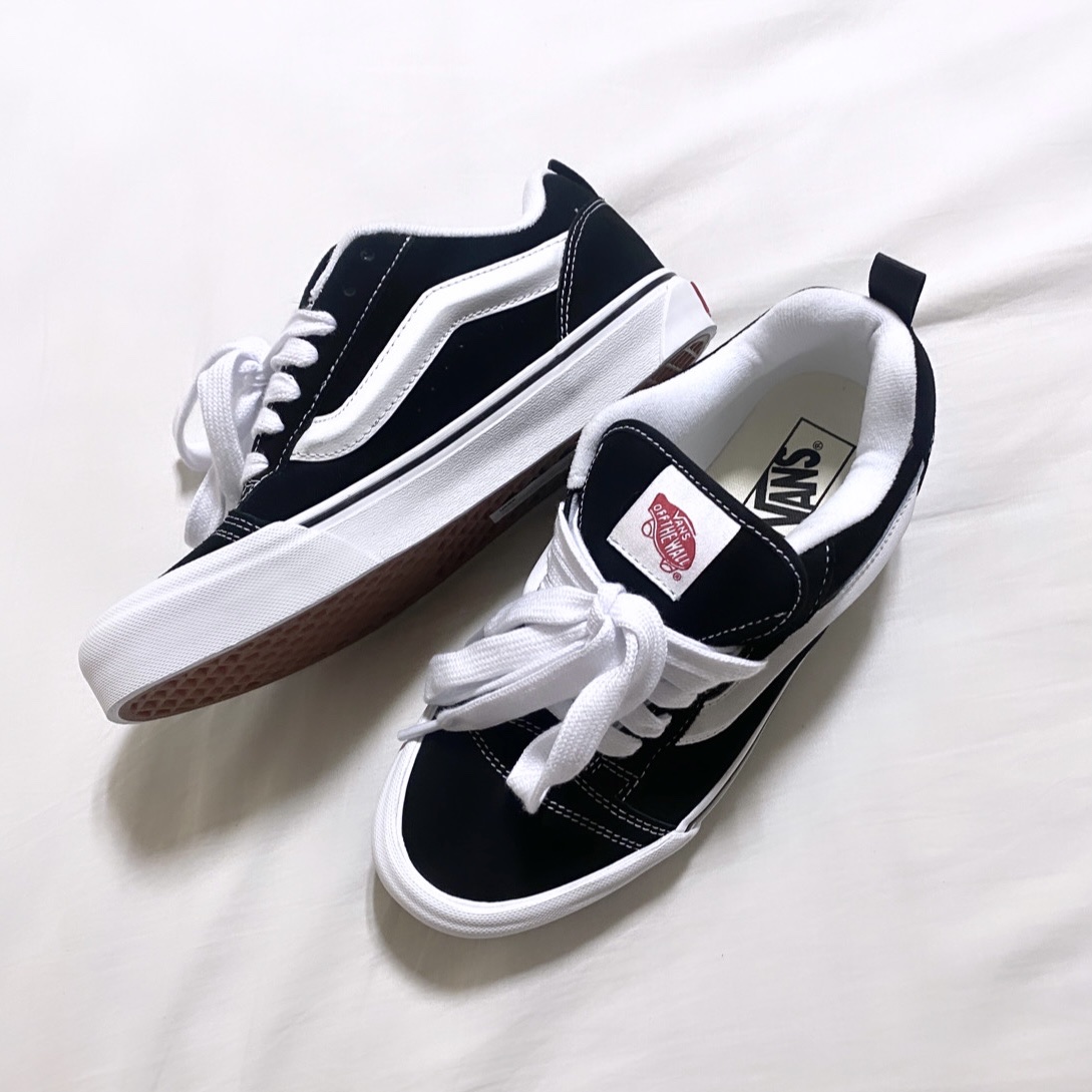 Vans Knu-Skool Black True White 착용 스타일 - 1