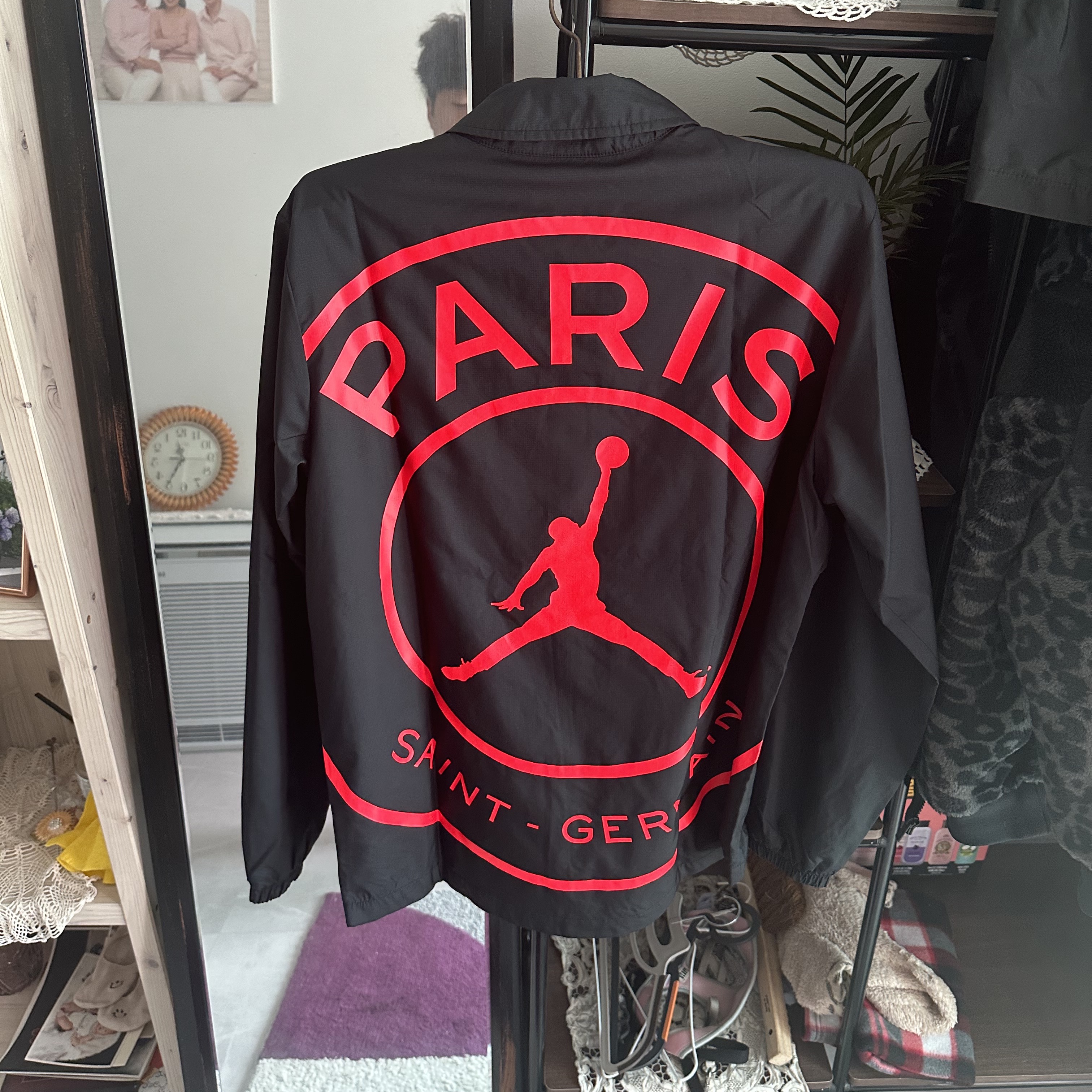 Jordan x Paris Saint-Germain Coach Jacket Black Infrared 착용 스타일 - 1