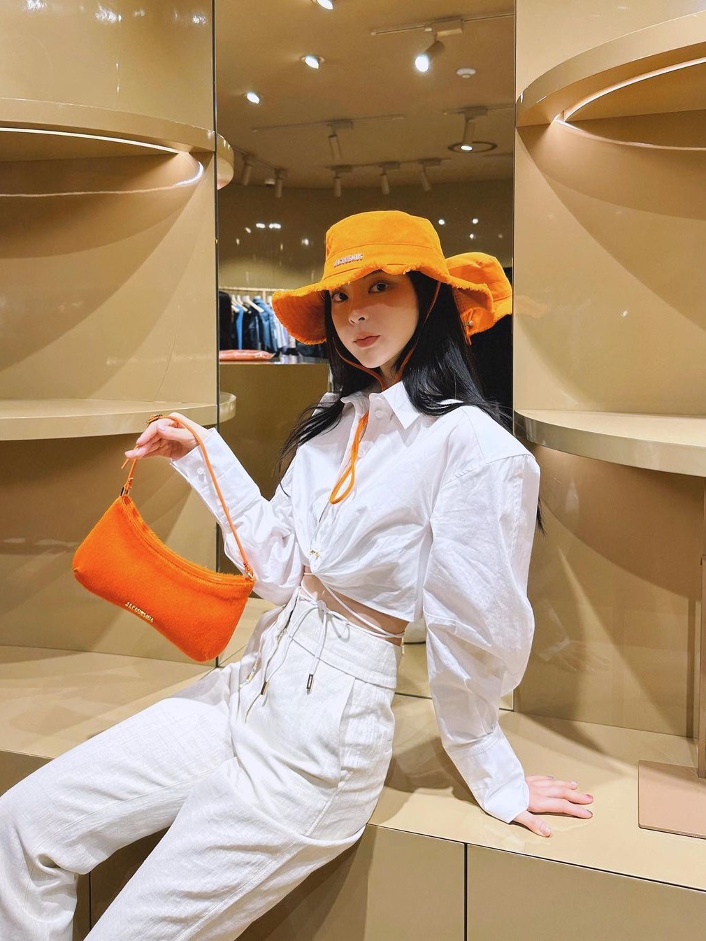 Jacquemus Le Bisou Pony Hair Shoulder Bag Orange 착용 스타일
