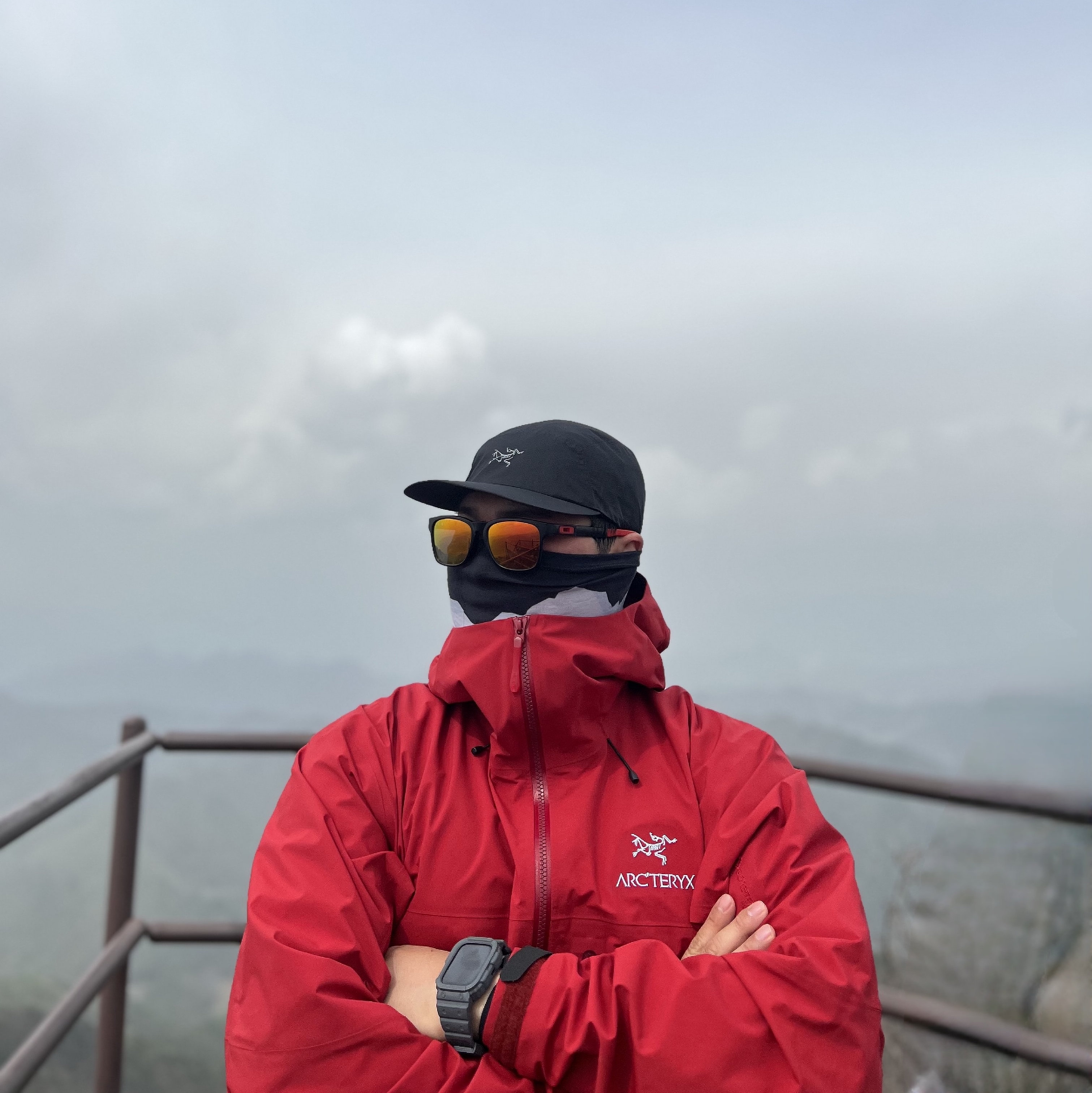 Arc'teryx Beta SV Jacket Black, Arc'teryx Norvan Cap Black 착용 스타일 - 1
