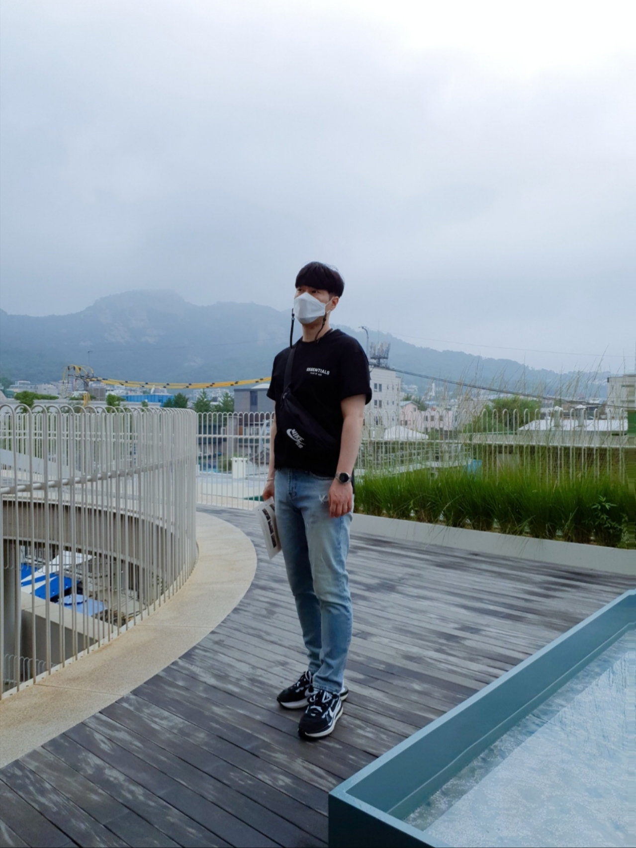 Nike x Sacai VaporWaffle Black White, Essentials The Core Collection T-Shirt Black 착용 스타일