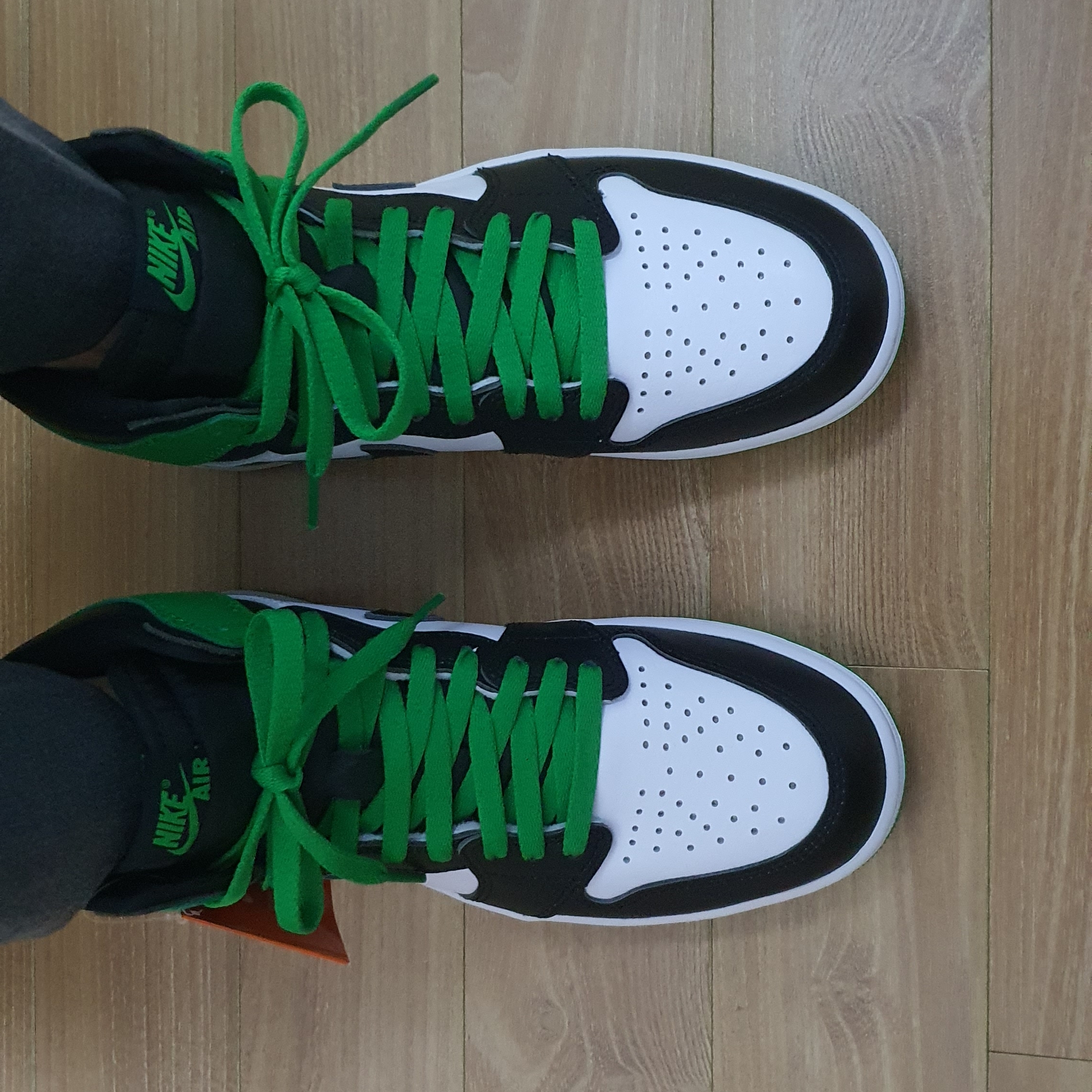 Jordan 1 Retro High OG Black and Lucky Green 착용 스타일 - 4