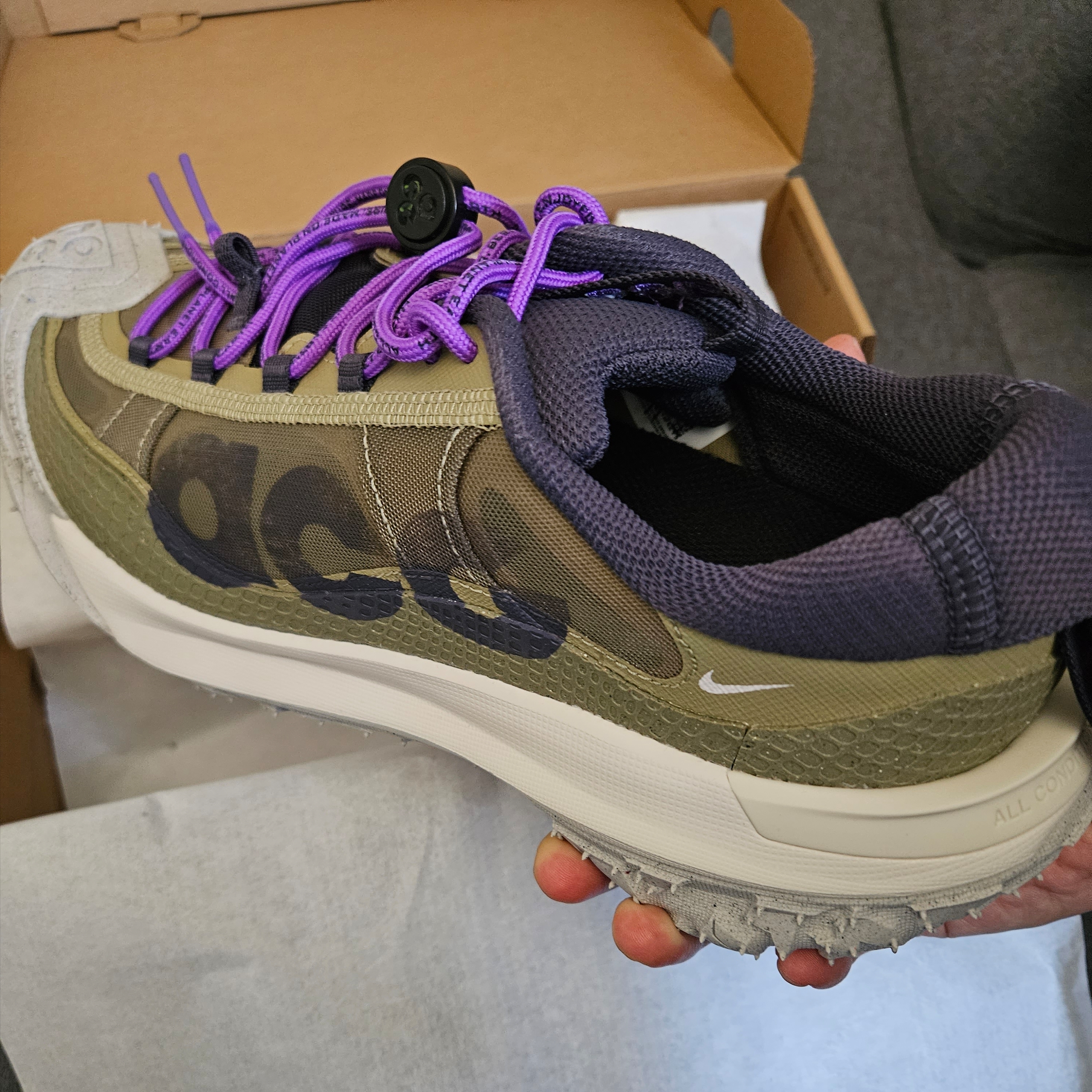 Nike ACG Mountain Fly 2 Low Neutral Olive and Mountain Grape 착용 스타일