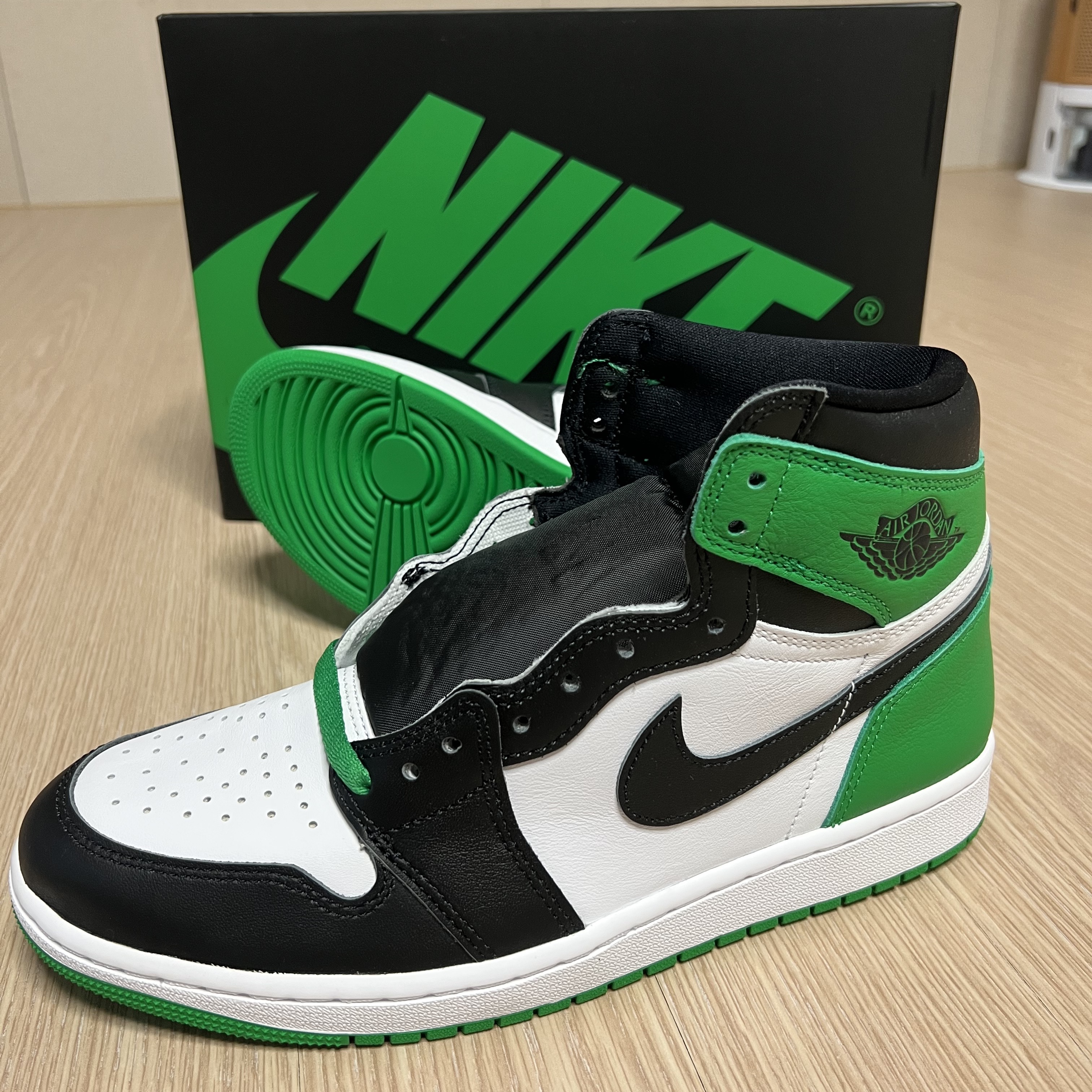Jordan 1 Retro High OG Black and Lucky Green 착용 스타일