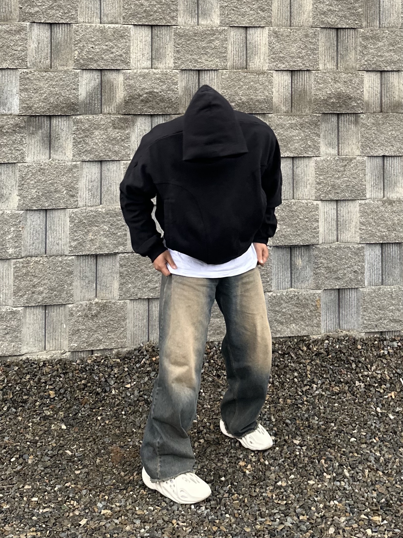 Adidas Yeezy Foam RNNR Sand, Grailz Geometry Hoodie Black 착용 스타일 - 1