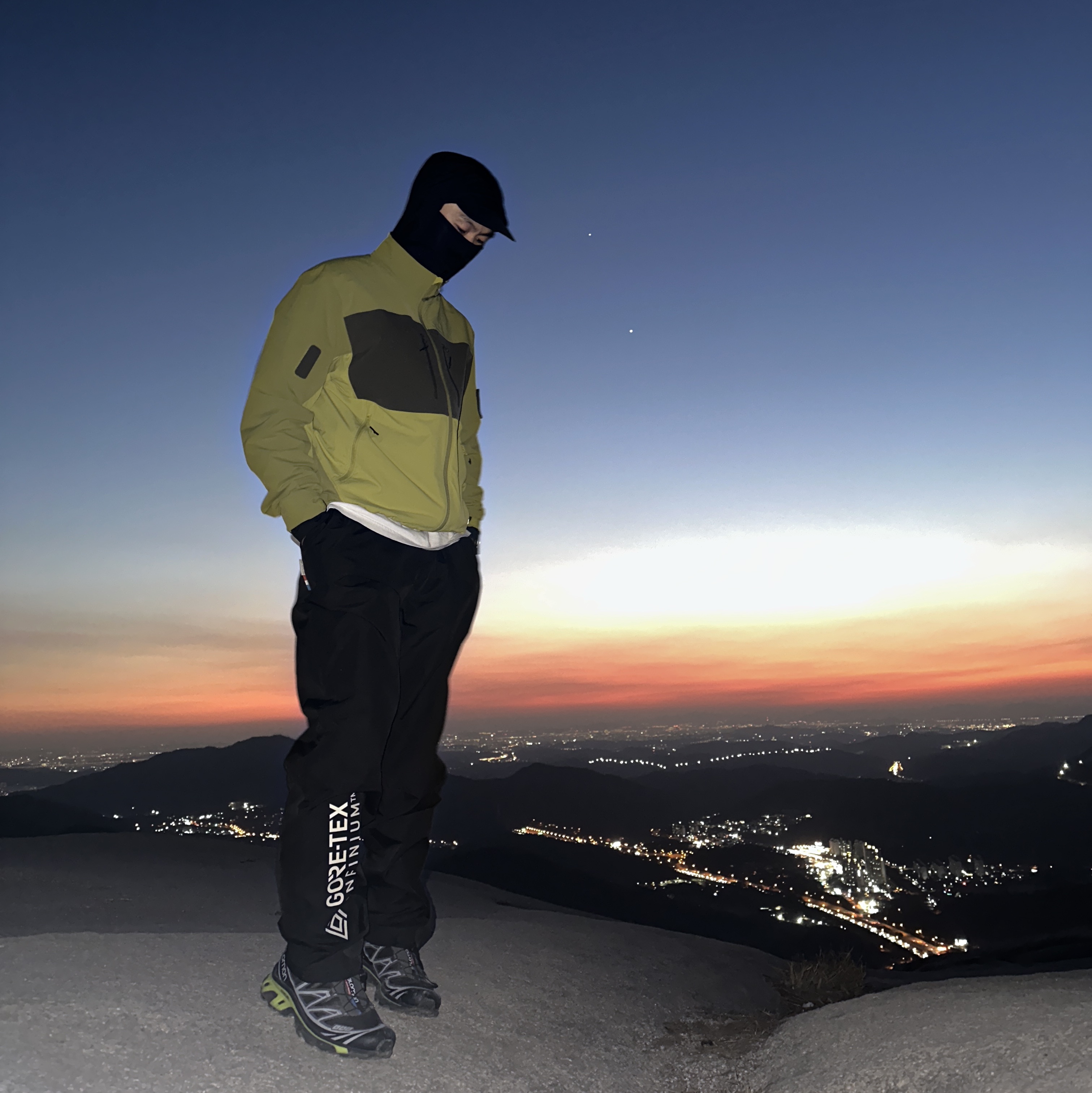 Salomon XT-6 Black Evening Primrose 착용 스타일