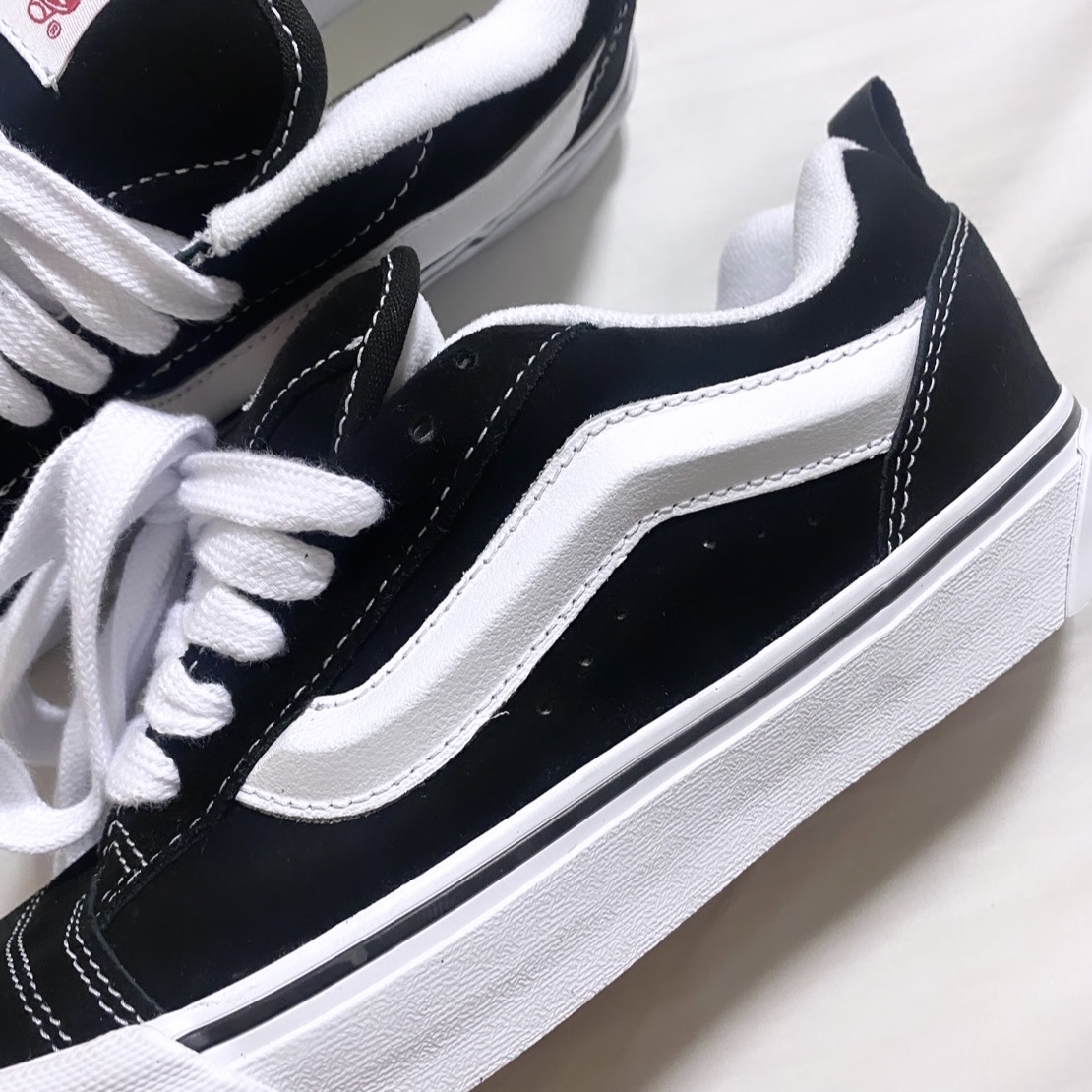 Vans Knu-Skool Black True White 착용 스타일 - 3