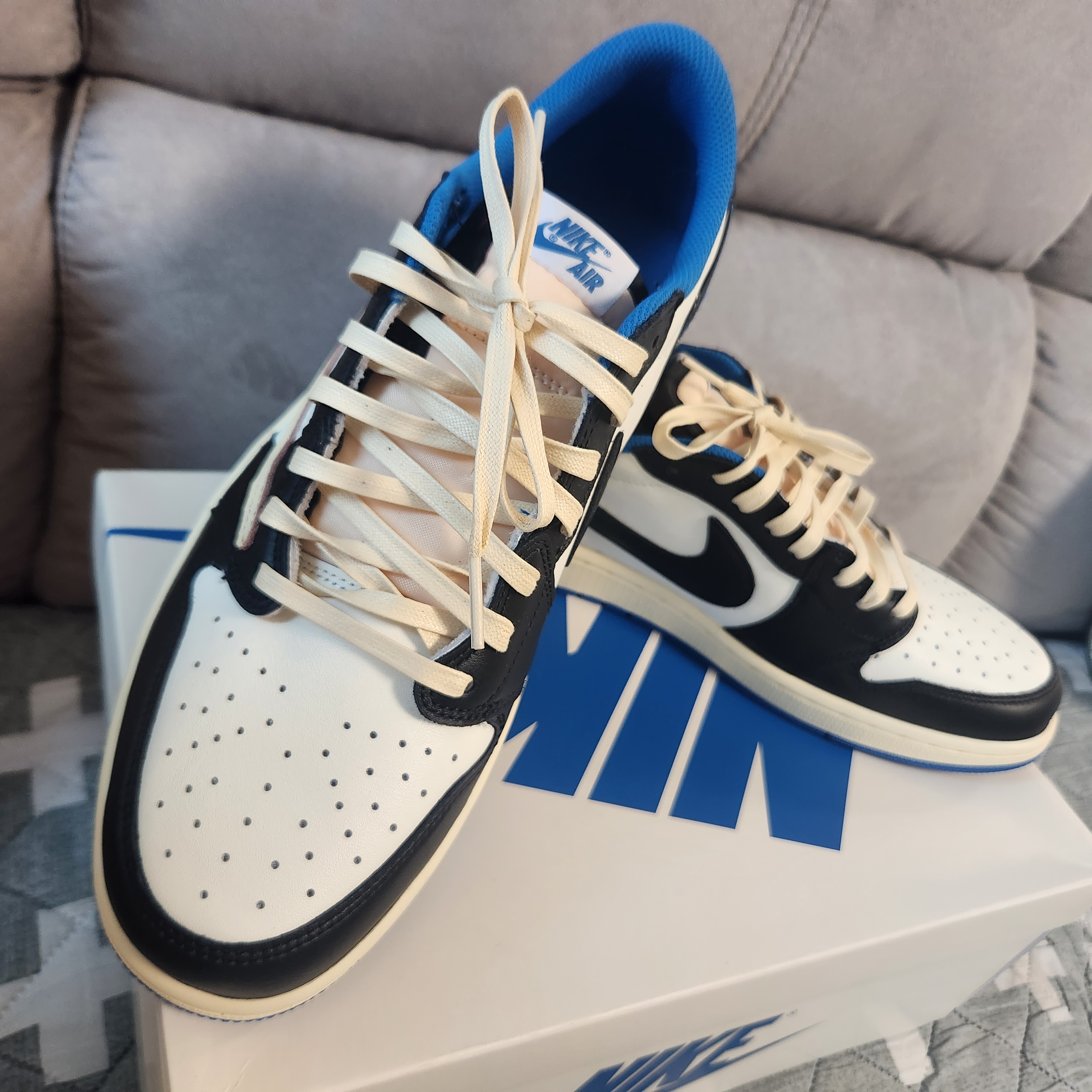 Jordan 1 x Travis Scott x Fragment Retro Low OG SP Military Blue 착용 스타일 - 1