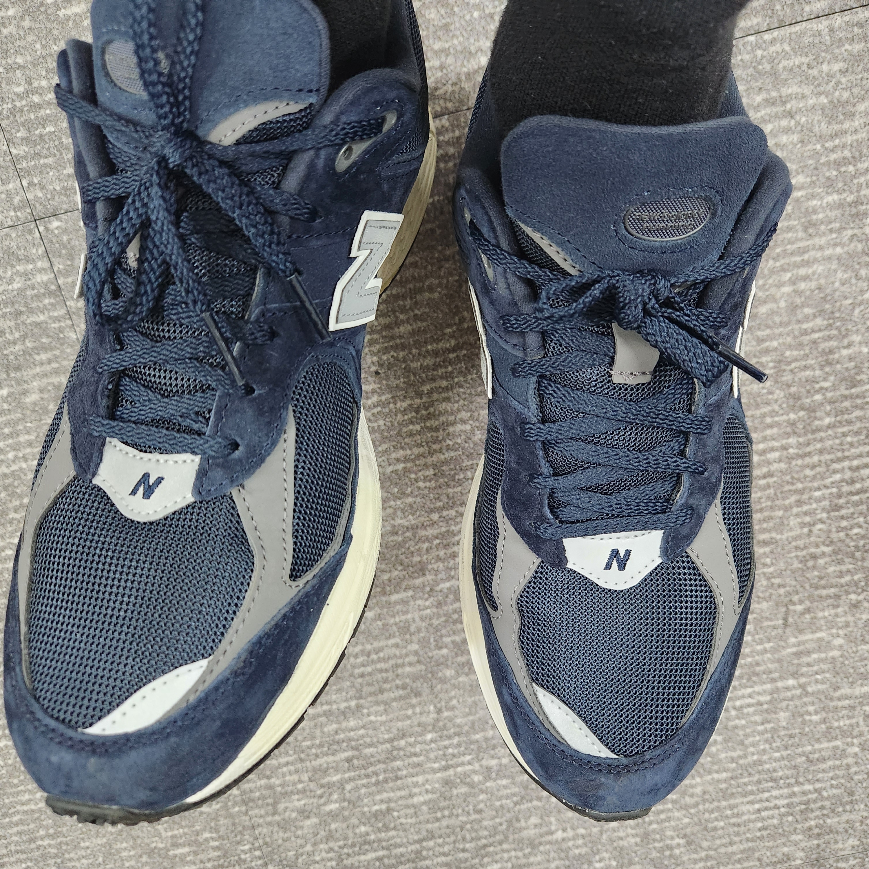 New Balance 2002R Eclipse Castlerock 착용 스타일