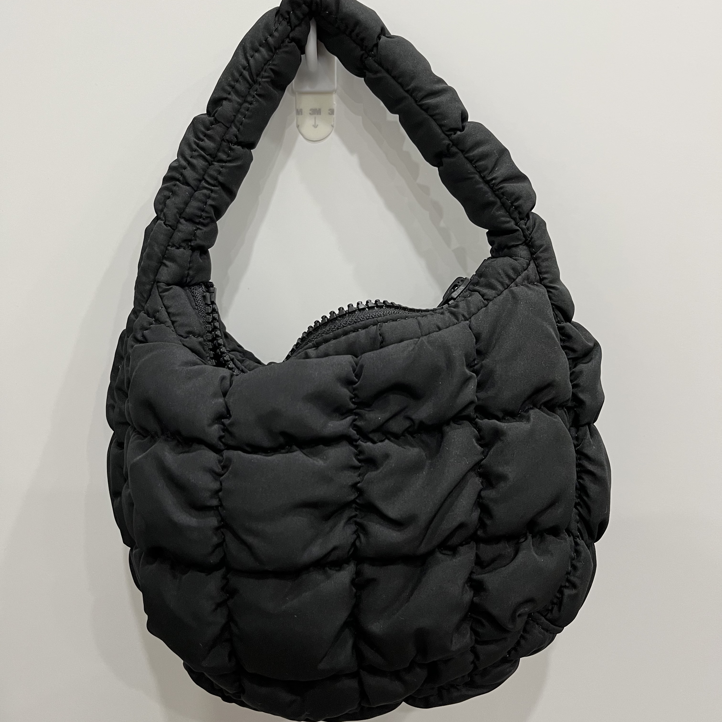 COS Quilted Micro Bag Black 착용 스타일 - 1