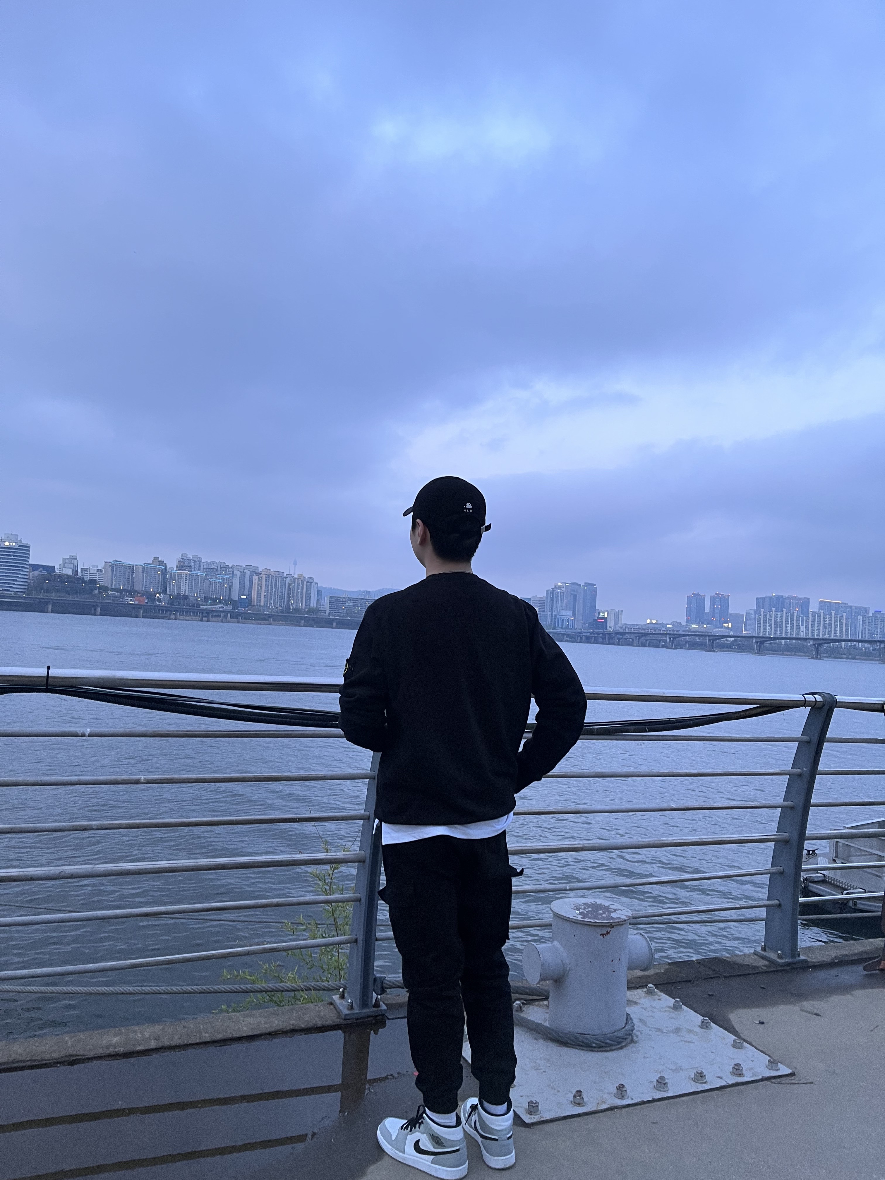 Stone Island 63020 Crewneck Sweatshirt Black - 22FW, Jordan 1 Mid Light Smoke Grey 착용 스타일 - 1