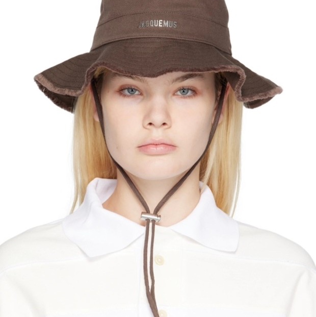 Jacquemus Le Bob Artichaut Bucket Hat Brown 착용 스타일 - 2