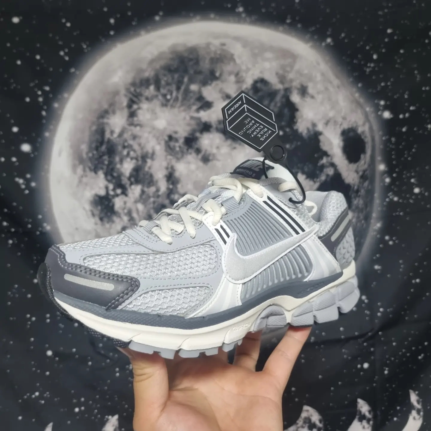 (W) Nike Zoom Vomero 5 Pure Platinum Metallic Silver 착용 스타일 - 1