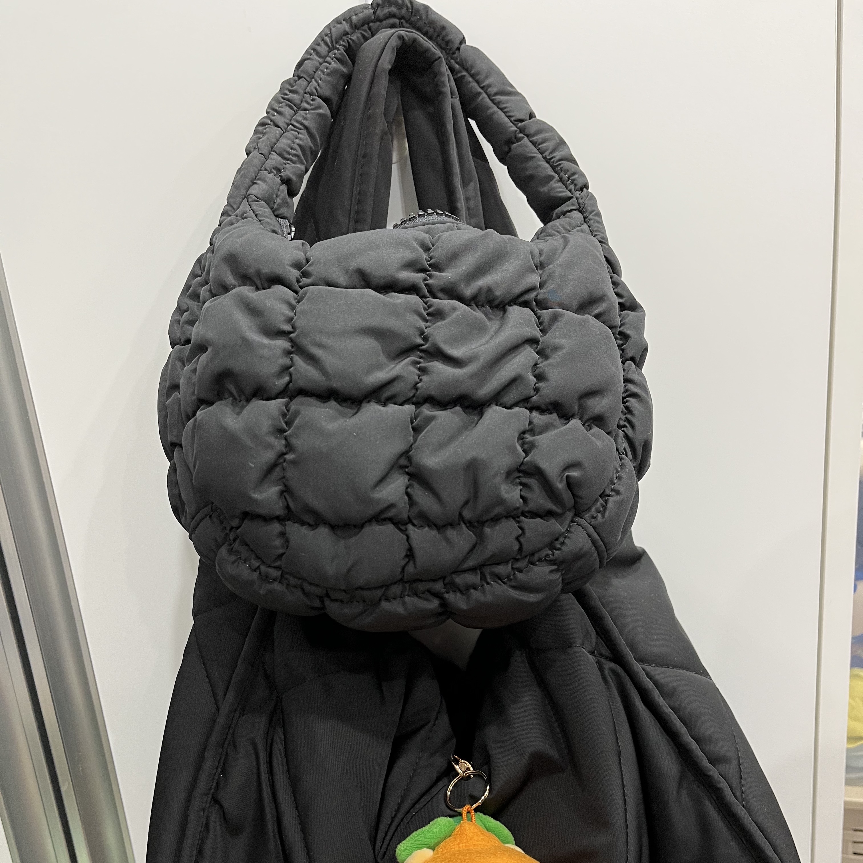 COS Quilted Micro Bag Black 착용 스타일 - 2