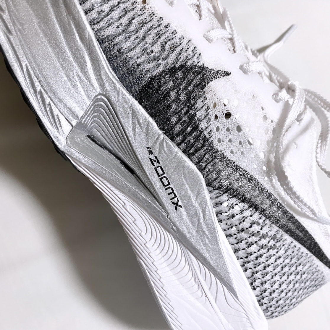 Nike ZoomX Vaporfly Next% 3 White Grey 착용 스타일 - 3