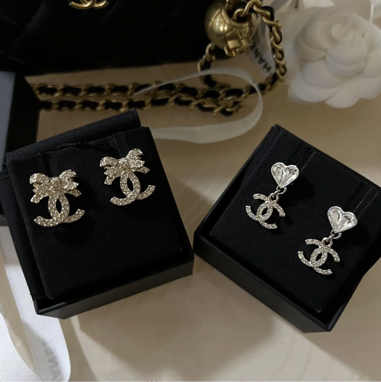 (W) Chanel Pendant Earrings Metal Strass & Silver Gold Crystal 착용 스타일 - 1