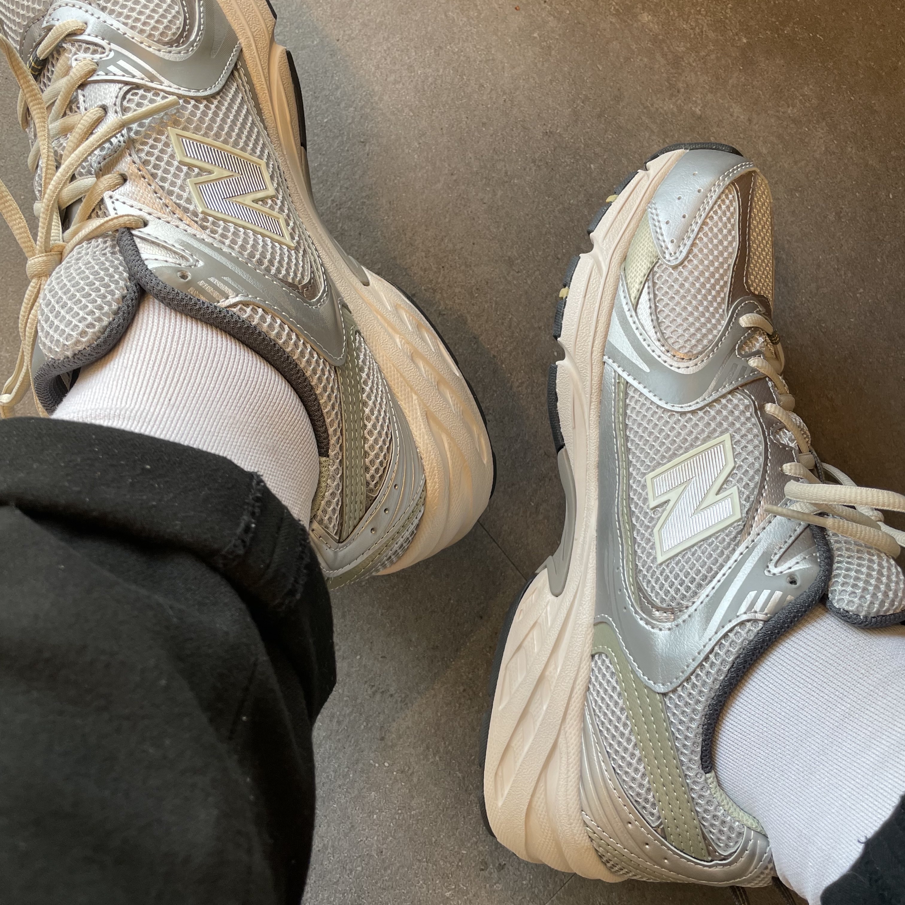 New Balance 530 Earth 착용 스타일 - 2