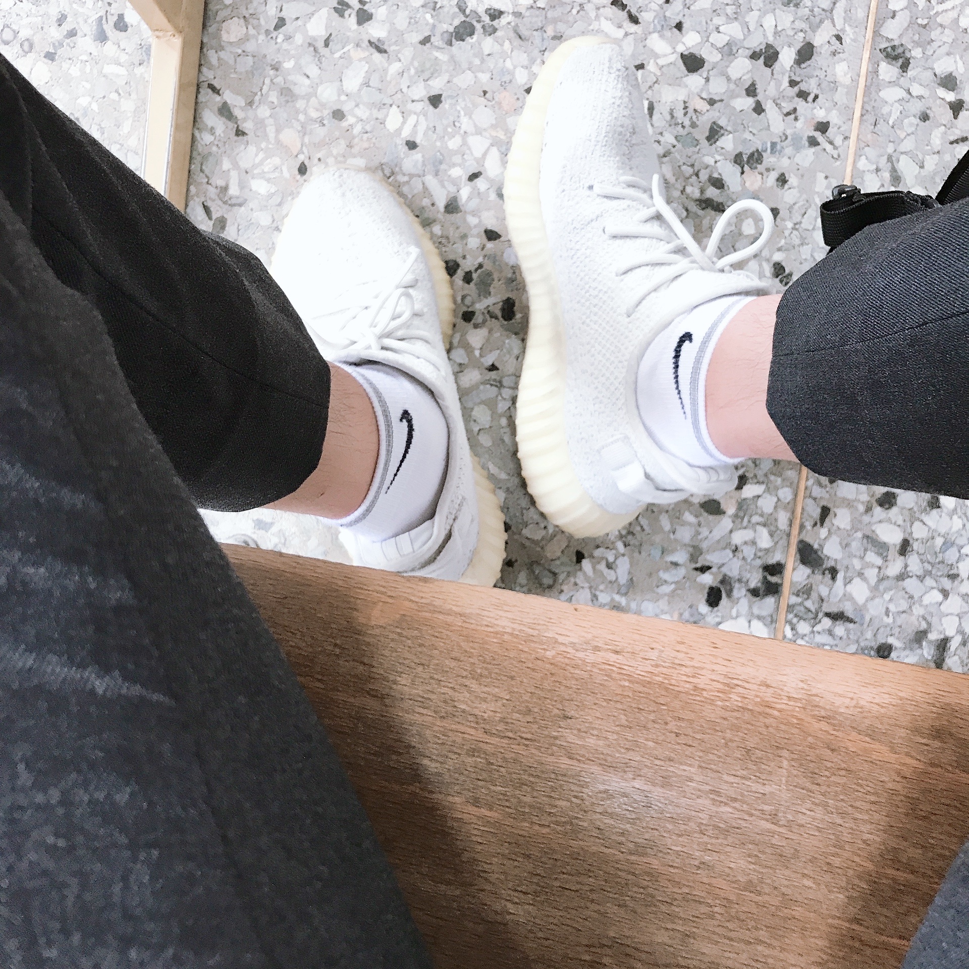 Adidas Yeezy Boost 350 V2 Cream/Triple White 착용 스타일